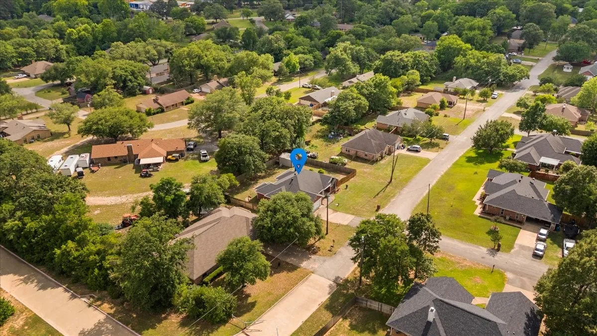 Single Family Residence For Sale in Smith County , 809 Jack Drive, Lindale, Texas 75771, 3 Bedroom, 2 Bathroom, 2 Garage spaces, 1,861 Sqft, built in 2007, mls#21286849, Real Estate Agent in Lindale, Homes For Sale in Smith county, Homes For Sale in Lindale, Realtor in Lindale Texas, Real Estate Brokerage Independent Realty Texas, Luminita Cordes Realtor