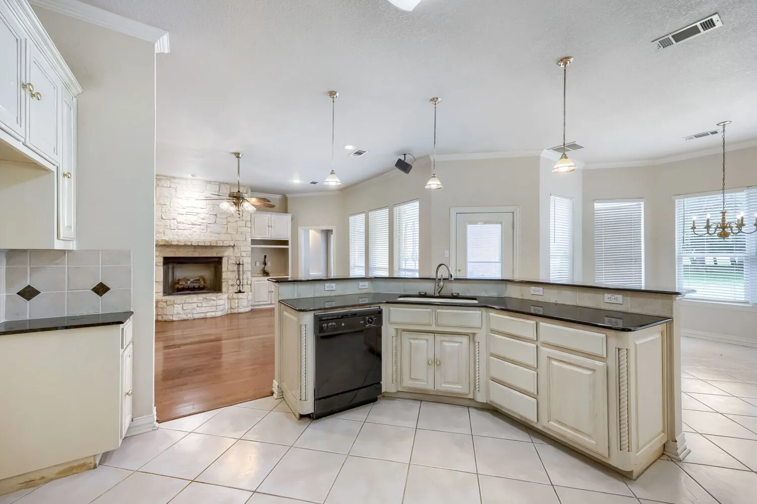 Single Family Residence For Sale in Johnson County , 3601 Cliffwood Drive, Alvarado, Texas 76009, 4 Bedroom, 3 Bathroom, 3 Garage spaces, 3,511 Sqft, built in 2002, mls#21268947, Real Estate Agent in Alvarado, Homes For Sale in Johnson county, Homes For Sale in Alvarado, Realtor in Alvarado Texas, Real Estate Brokerage Independent Realty Texas, Luminita Cordes Realtor