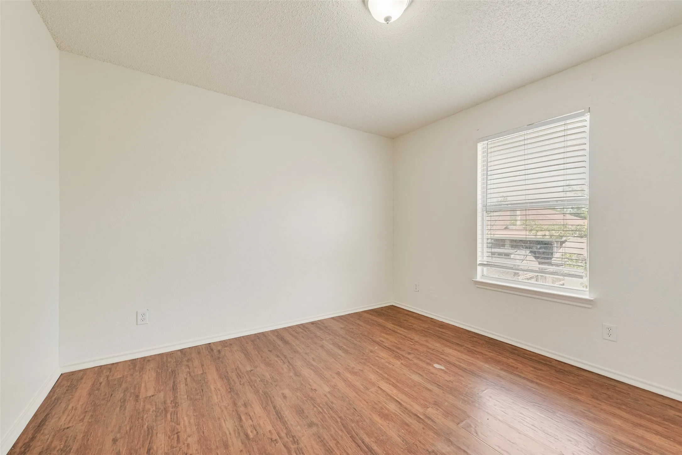 Single Family Residence For Sale in Dallas County , 1412 Santa Elena Plaza, Dallas, Texas 75211, 4 Bedroom, 3 Bathroom, 2 Garage spaces, 1,886 Sqft, built in 2000, mls#21286129, Real Estate Agent in Dallas, Homes For Sale in Dallas county, Homes For Sale in Dallas, Realtor in Dallas Texas, Real Estate Brokerage Independent Realty Texas, Luminita Cordes Realtor