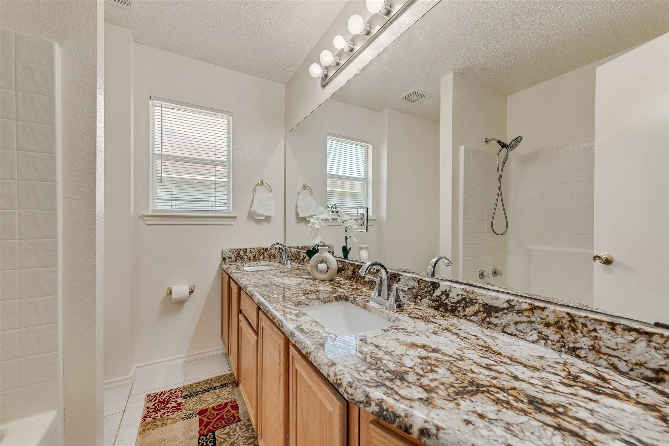 Single Family Residence For Sale in Dallas County , 1412 Santa Elena Plaza, Dallas, Texas 75211, 4 Bedroom, 3 Bathroom, 2 Garage spaces, 1,886 Sqft, built in 2000, mls#21286129, Real Estate Agent in Dallas, Homes For Sale in Dallas county, Homes For Sale in Dallas, Realtor in Dallas Texas, Real Estate Brokerage Independent Realty Texas, Luminita Cordes Realtor