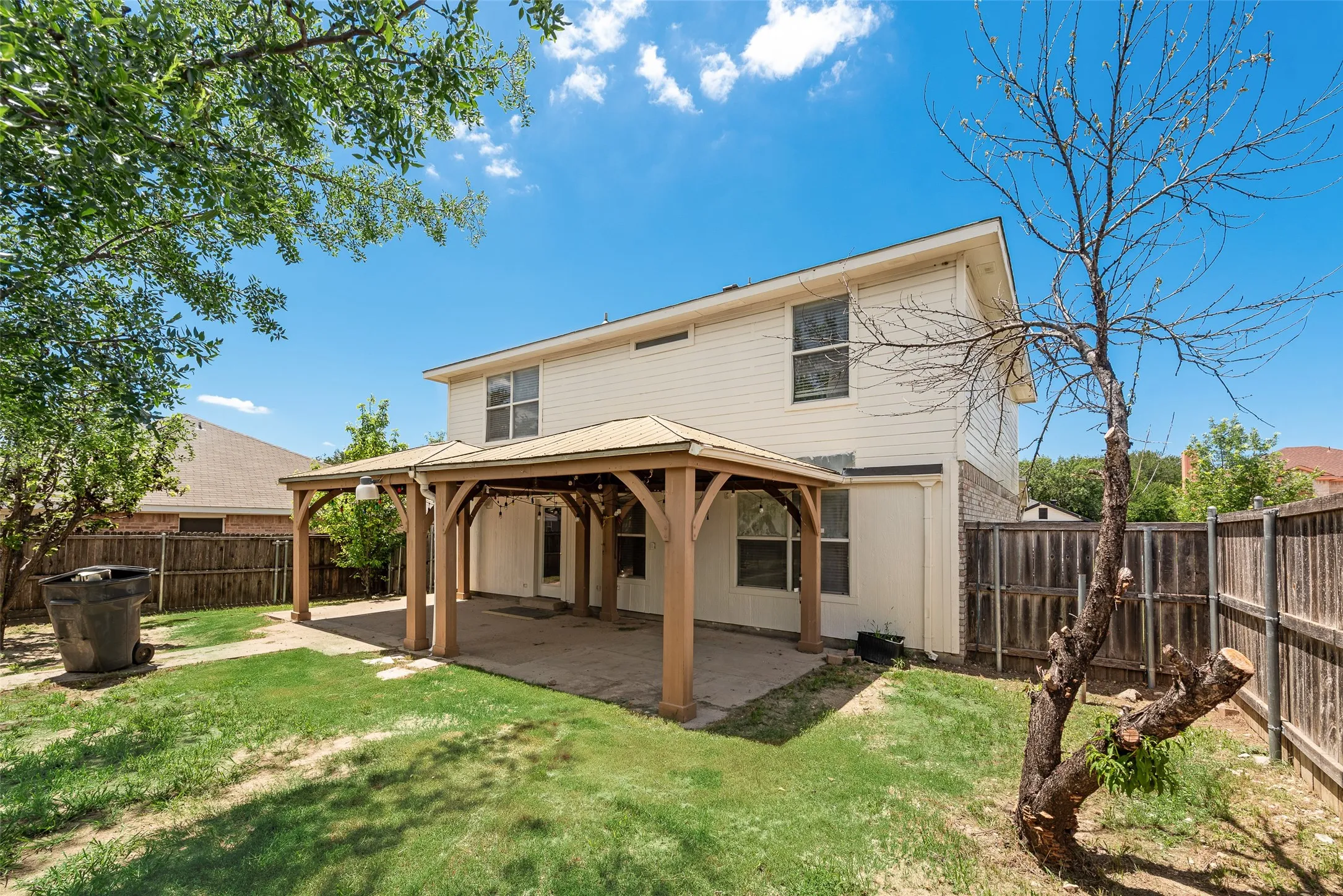 Single Family Residence For Sale in Dallas County , 1412 Santa Elena Plaza, Dallas, Texas 75211, 4 Bedroom, 3 Bathroom, 2 Garage spaces, 1,886 Sqft, built in 2000, mls#21286129, Real Estate Agent in Dallas, Homes For Sale in Dallas county, Homes For Sale in Dallas, Realtor in Dallas Texas, Real Estate Brokerage Independent Realty Texas, Luminita Cordes Realtor