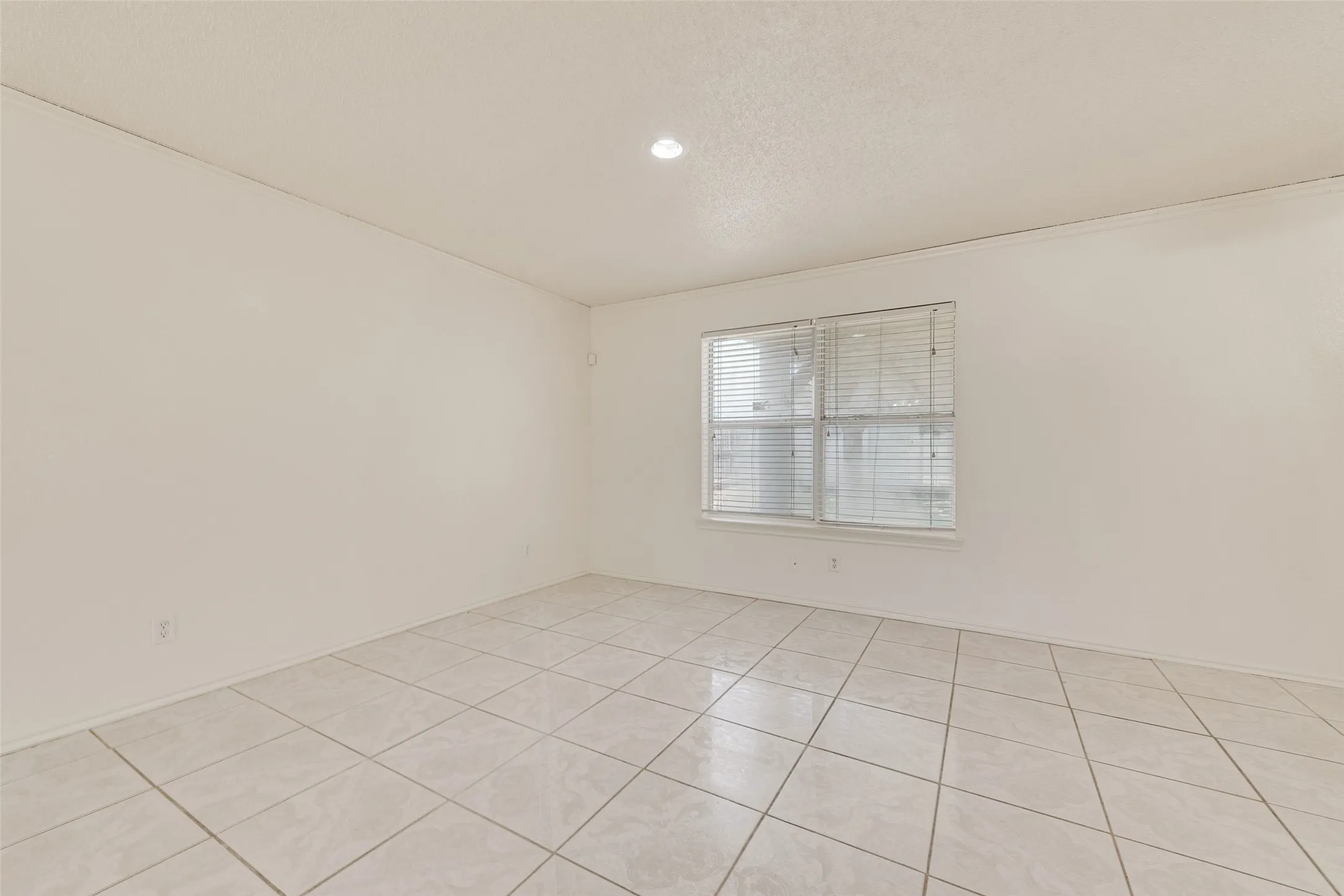 Single Family Residence For Sale in Dallas County , 1412 Santa Elena Plaza, Dallas, Texas 75211, 4 Bedroom, 3 Bathroom, 2 Garage spaces, 1,886 Sqft, built in 2000, mls#21286129, Real Estate Agent in Dallas, Homes For Sale in Dallas county, Homes For Sale in Dallas, Realtor in Dallas Texas, Real Estate Brokerage Independent Realty Texas, Luminita Cordes Realtor