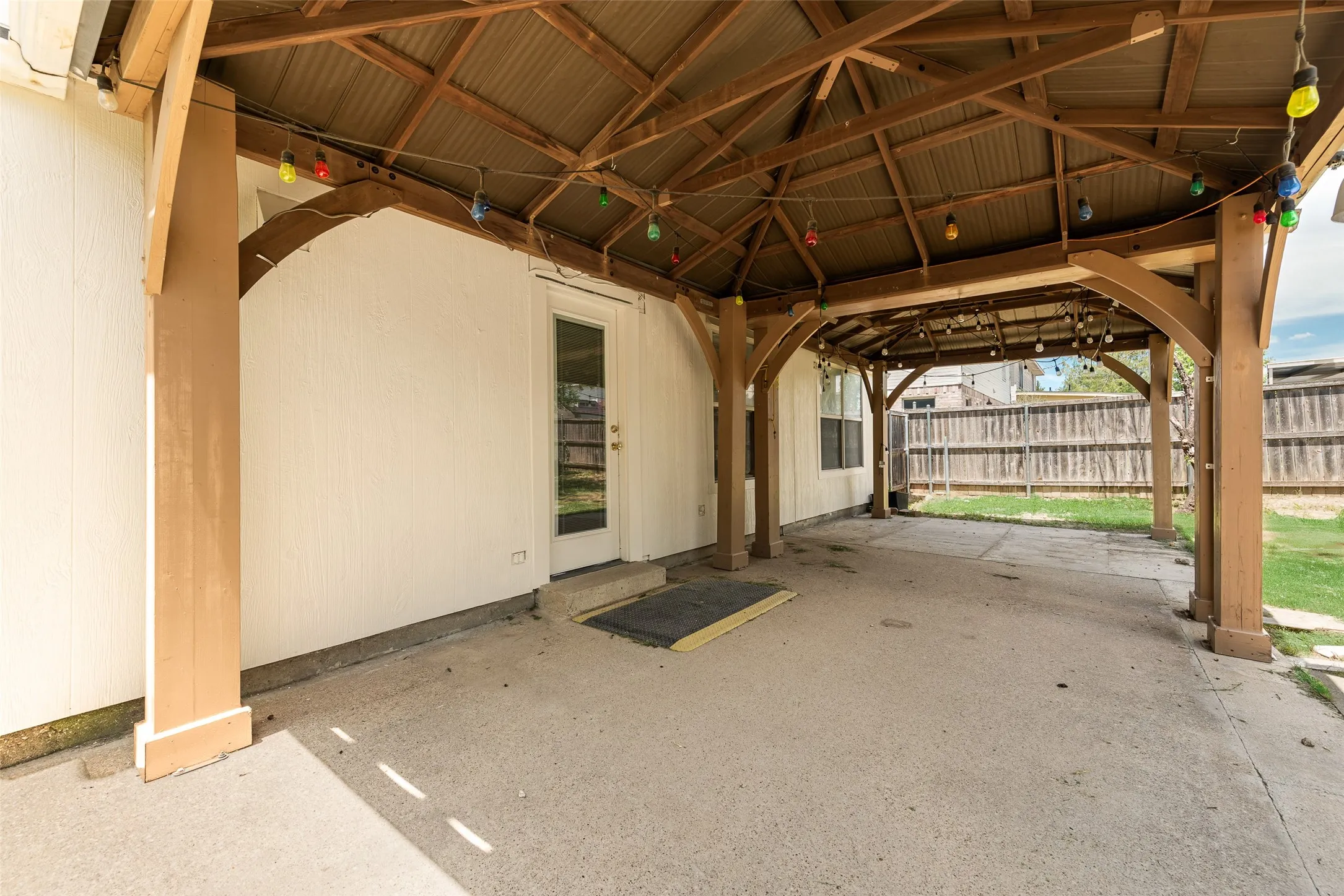 Single Family Residence For Sale in Dallas County , 1412 Santa Elena Plaza, Dallas, Texas 75211, 4 Bedroom, 3 Bathroom, 2 Garage spaces, 1,886 Sqft, built in 2000, mls#21286129, Real Estate Agent in Dallas, Homes For Sale in Dallas county, Homes For Sale in Dallas, Realtor in Dallas Texas, Real Estate Brokerage Independent Realty Texas, Luminita Cordes Realtor