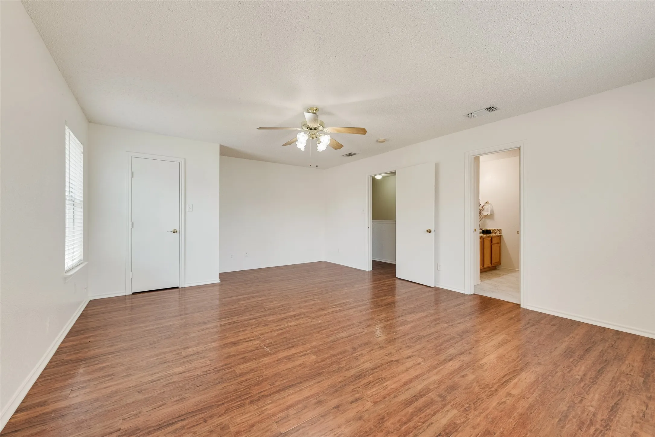 Single Family Residence For Sale in Dallas County , 1412 Santa Elena Plaza, Dallas, Texas 75211, 4 Bedroom, 3 Bathroom, 2 Garage spaces, 1,886 Sqft, built in 2000, mls#21286129, Real Estate Agent in Dallas, Homes For Sale in Dallas county, Homes For Sale in Dallas, Realtor in Dallas Texas, Real Estate Brokerage Independent Realty Texas, Luminita Cordes Realtor