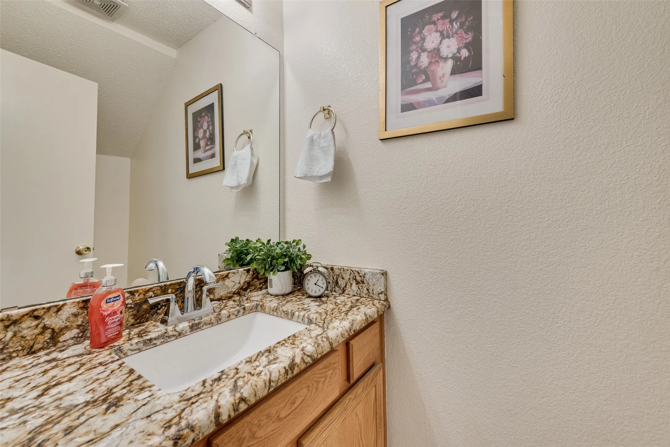 Single Family Residence For Sale in Dallas County , 1412 Santa Elena Plaza, Dallas, Texas 75211, 4 Bedroom, 3 Bathroom, 2 Garage spaces, 1,886 Sqft, built in 2000, mls#21286129, Real Estate Agent in Dallas, Homes For Sale in Dallas county, Homes For Sale in Dallas, Realtor in Dallas Texas, Real Estate Brokerage Independent Realty Texas, Luminita Cordes Realtor