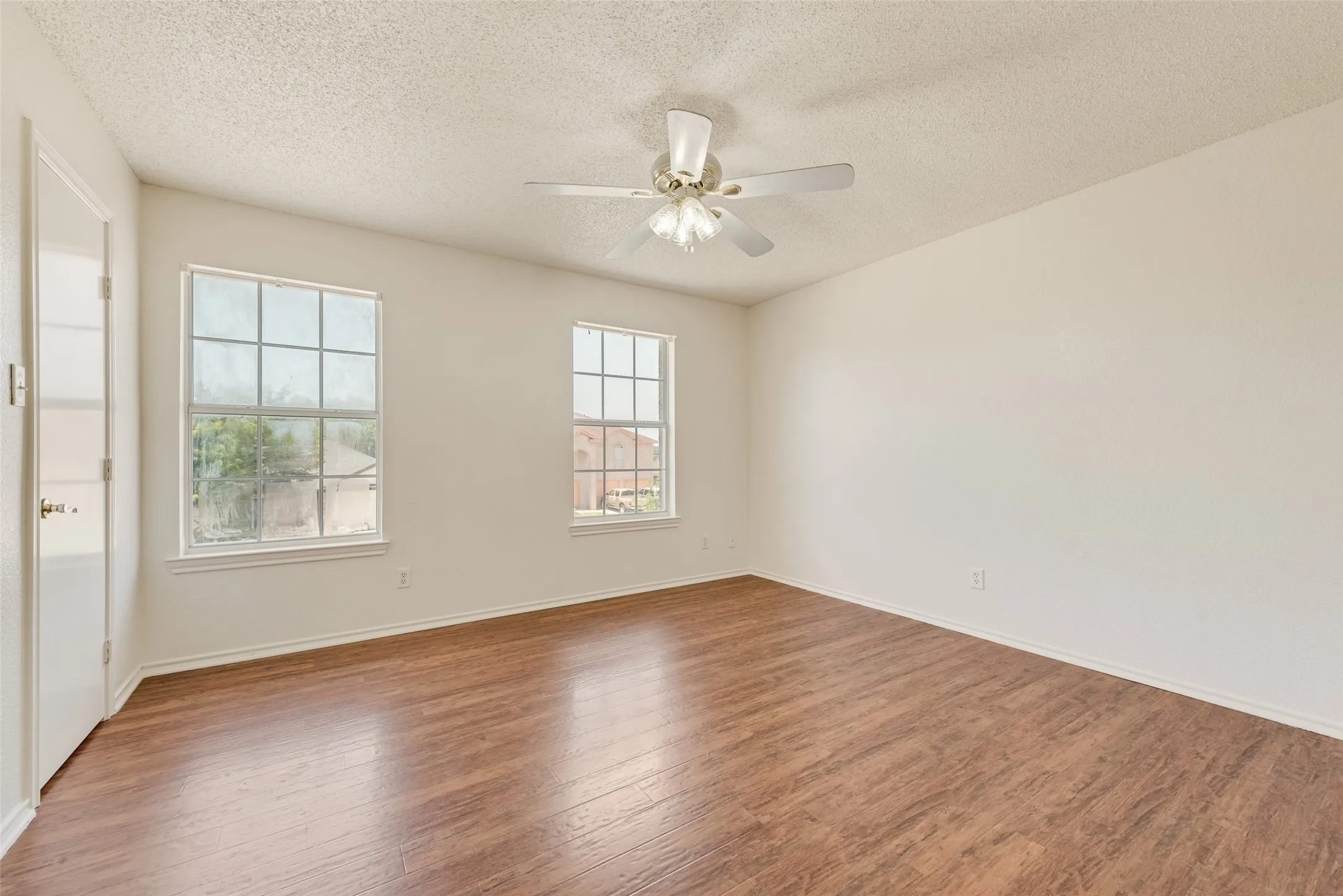 Single Family Residence For Sale in Dallas County , 1412 Santa Elena Plaza, Dallas, Texas 75211, 4 Bedroom, 3 Bathroom, 2 Garage spaces, 1,886 Sqft, built in 2000, mls#21286129, Real Estate Agent in Dallas, Homes For Sale in Dallas county, Homes For Sale in Dallas, Realtor in Dallas Texas, Real Estate Brokerage Independent Realty Texas, Luminita Cordes Realtor