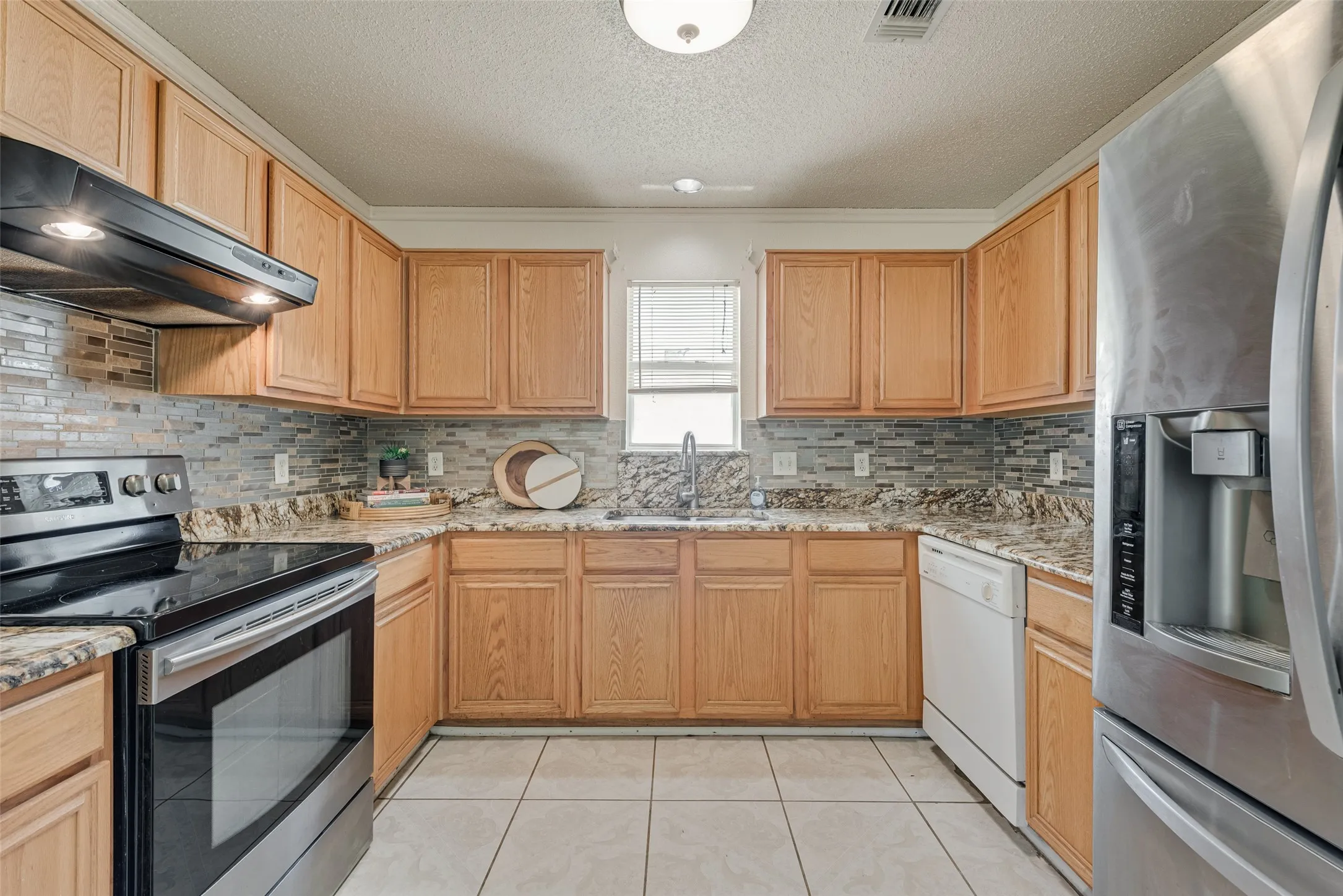 Single Family Residence For Sale in Dallas County , 1412 Santa Elena Plaza, Dallas, Texas 75211, 4 Bedroom, 3 Bathroom, 2 Garage spaces, 1,886 Sqft, built in 2000, mls#21286129, Real Estate Agent in Dallas, Homes For Sale in Dallas county, Homes For Sale in Dallas, Realtor in Dallas Texas, Real Estate Brokerage Independent Realty Texas, Luminita Cordes Realtor