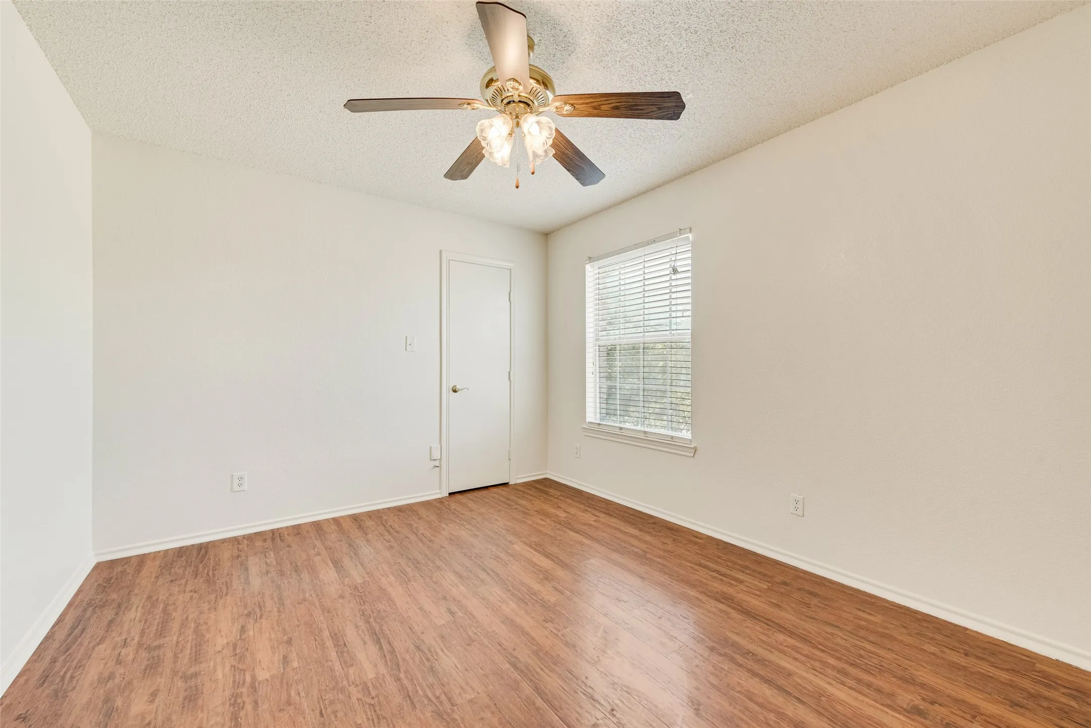 Single Family Residence For Sale in Dallas County , 1412 Santa Elena Plaza, Dallas, Texas 75211, 4 Bedroom, 3 Bathroom, 2 Garage spaces, 1,886 Sqft, built in 2000, mls#21286129, Real Estate Agent in Dallas, Homes For Sale in Dallas county, Homes For Sale in Dallas, Realtor in Dallas Texas, Real Estate Brokerage Independent Realty Texas, Luminita Cordes Realtor