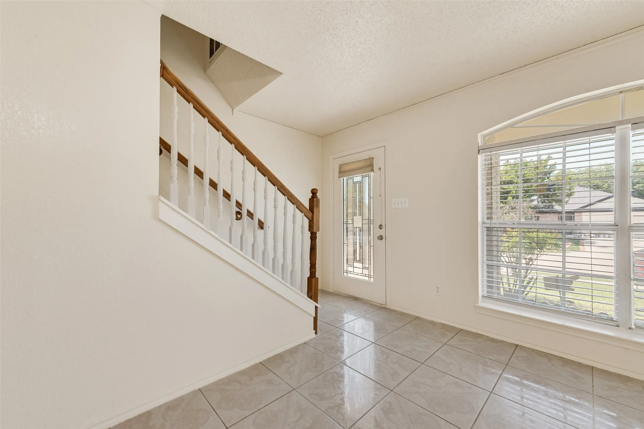 Single Family Residence For Sale in Dallas County , 1412 Santa Elena Plaza, Dallas, Texas 75211, 4 Bedroom, 3 Bathroom, 2 Garage spaces, 1,886 Sqft, built in 2000, mls#21286129, Real Estate Agent in Dallas, Homes For Sale in Dallas county, Homes For Sale in Dallas, Realtor in Dallas Texas, Real Estate Brokerage Independent Realty Texas, Luminita Cordes Realtor
