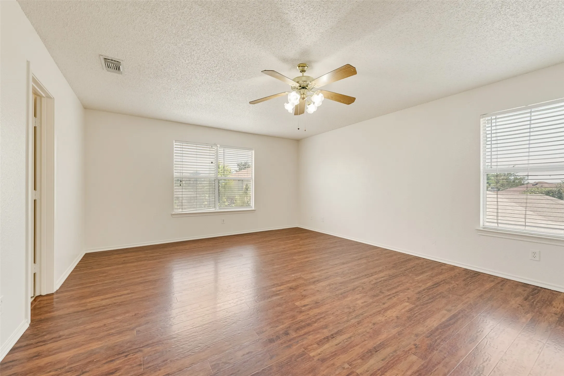 Single Family Residence For Sale in Dallas County , 1412 Santa Elena Plaza, Dallas, Texas 75211, 4 Bedroom, 3 Bathroom, 2 Garage spaces, 1,886 Sqft, built in 2000, mls#21286129, Real Estate Agent in Dallas, Homes For Sale in Dallas county, Homes For Sale in Dallas, Realtor in Dallas Texas, Real Estate Brokerage Independent Realty Texas, Luminita Cordes Realtor