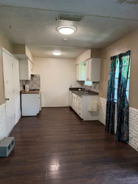 Single Family Residence For Sale in Dallas County , 12219 Knight Drive, Balch Springs, Texas 75180, 3 Bedroom, 2 Bathroom, 1 Garage spaces, 1,132 Sqft, built in 1971, mls#21288986, Real Estate Agent in Balch Springs, Homes For Sale in Dallas county, Homes For Sale in Balch Springs, Realtor in Balch Springs Texas, Real Estate Brokerage Independent Realty Texas, Luminita Cordes Realtor