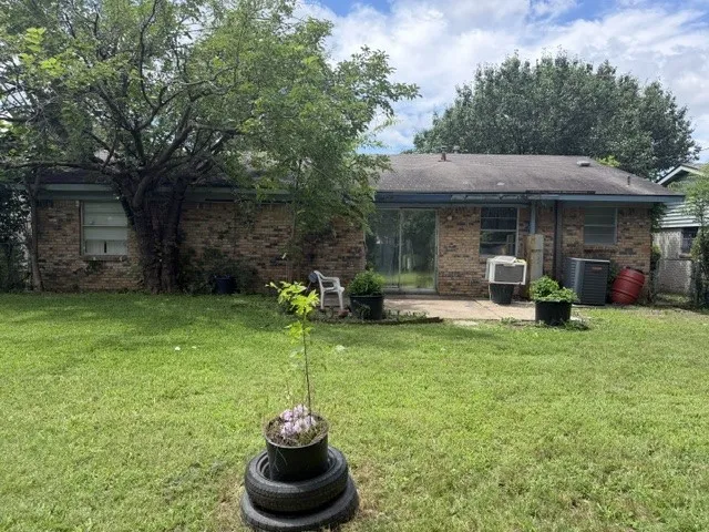 Single Family Residence For Sale in Dallas County , 12219 Knight Drive, Balch Springs, Texas 75180, 3 Bedroom, 2 Bathroom, 1 Garage spaces, 1,132 Sqft, built in 1971, mls#21288986, Real Estate Agent in Balch Springs, Homes For Sale in Dallas county, Homes For Sale in Balch Springs, Realtor in Balch Springs Texas, Real Estate Brokerage Independent Realty Texas, Luminita Cordes Realtor