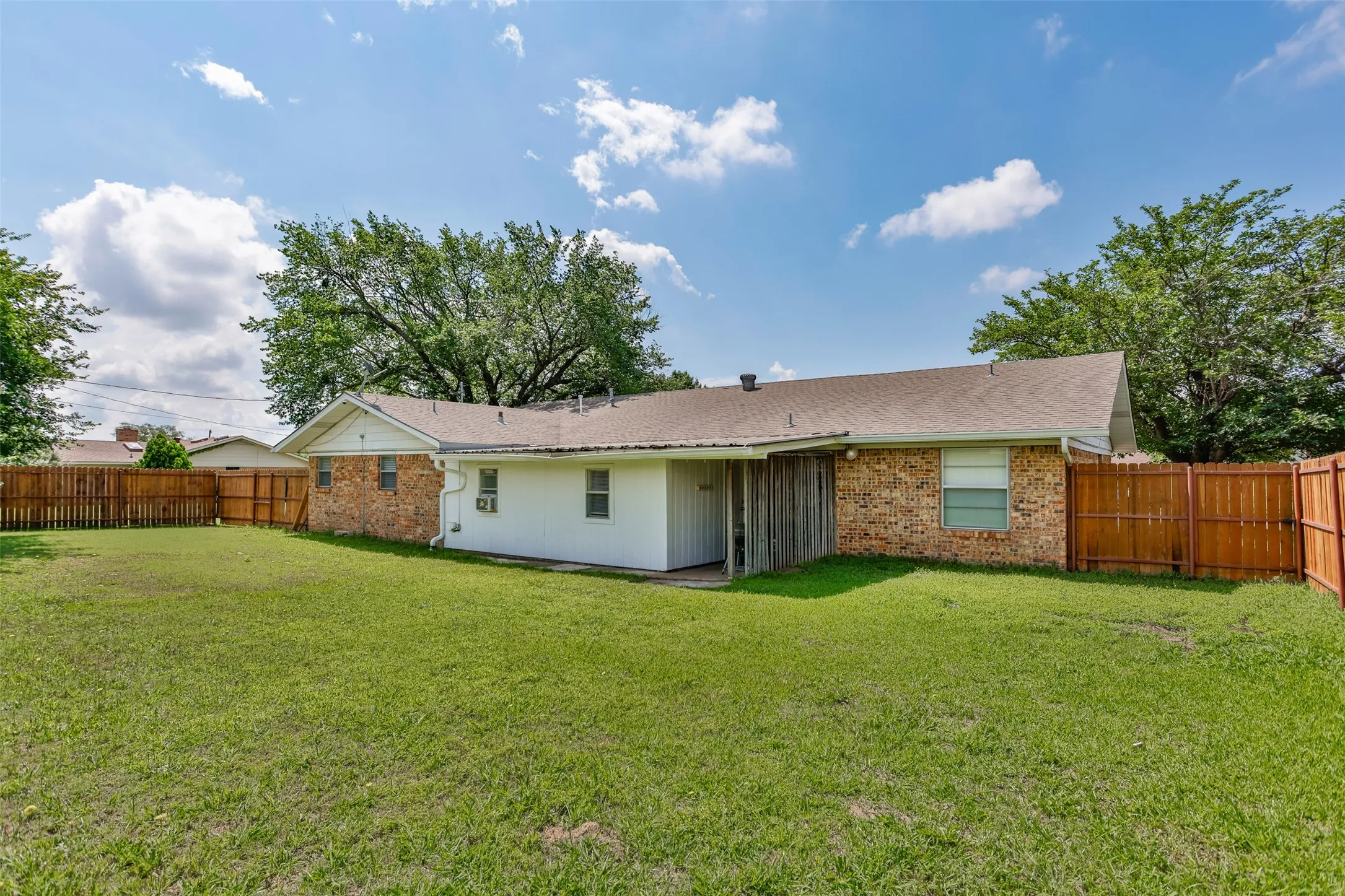 Single Family Residence For Sale in Cooke County , 1808 College Street, Gainesville, Texas 76240, 3 Bedrooms, 2 Bathrooms, 2 Garage spaces, 1,722 Sqft, built in 1970, Price $269,999, mls#21288987, Real Estate Agent in Gainesville, Homes For Sale in Cooke county, Homes For Sale in Gainesville, Realtor in Gainesville Texas, Real Estate Brokerage Independent Realty Texas, Luminita Cordes Realtor