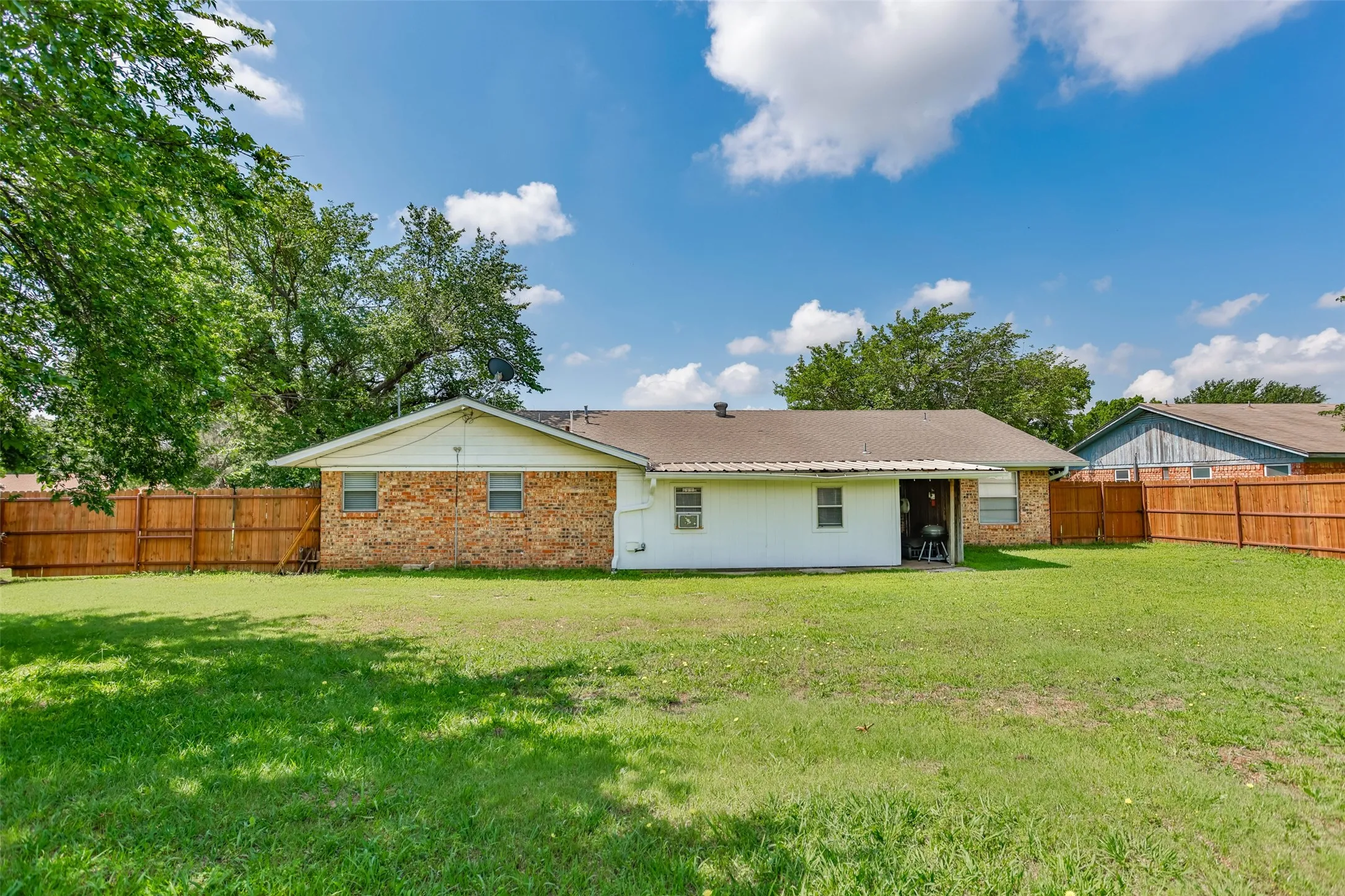 Single Family Residence For Sale in Cooke County , 1808 College Street, Gainesville, Texas 76240, 3 Bedrooms, 2 Bathrooms, 2 Garage spaces, 1,722 Sqft, built in 1970, Price $269,999, mls#21288987, Real Estate Agent in Gainesville, Homes For Sale in Cooke county, Homes For Sale in Gainesville, Realtor in Gainesville Texas, Real Estate Brokerage Independent Realty Texas, Luminita Cordes Realtor