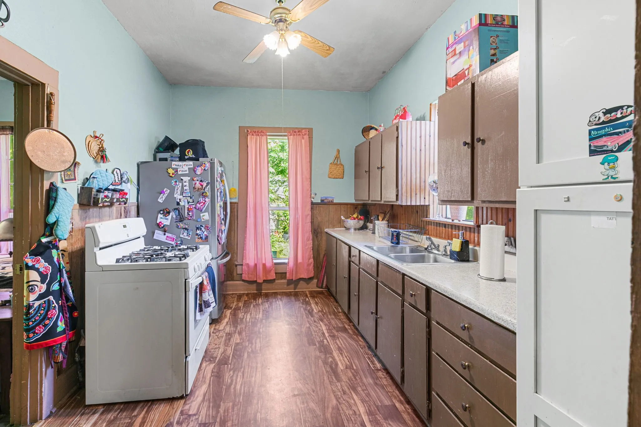 Single Family Residence For Sale in Ellis County , 704 Cantrell Street, Waxahachie, Texas 75165, 4 Bedroom, 2 Bathroom, Garage spaces, 1,451 Sqft, built in 1940, mls#21288133, Real Estate Agent in Waxahachie, Homes For Sale in Ellis county, Homes For Sale in Waxahachie, Realtor in Waxahachie Texas, Real Estate Brokerage Independent Realty Texas, Luminita Cordes Realtor