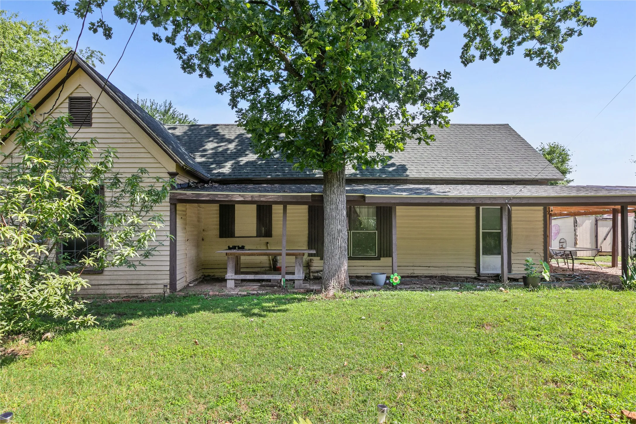 Single Family Residence For Sale in Ellis County , 704 Cantrell Street, Waxahachie, Texas 75165, 4 Bedroom, 2 Bathroom, Garage spaces, 1,451 Sqft, built in 1940, mls#21288133, Real Estate Agent in Waxahachie, Homes For Sale in Ellis county, Homes For Sale in Waxahachie, Realtor in Waxahachie Texas, Real Estate Brokerage Independent Realty Texas, Luminita Cordes Realtor