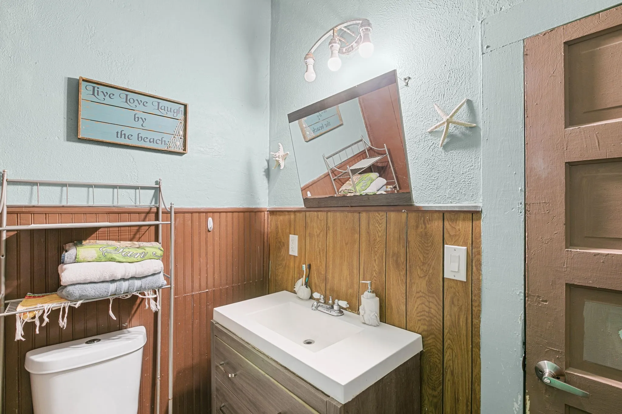 Single Family Residence For Sale in Ellis County , 704 Cantrell Street, Waxahachie, Texas 75165, 4 Bedroom, 2 Bathroom, Garage spaces, 1,451 Sqft, built in 1940, mls#21288133, Real Estate Agent in Waxahachie, Homes For Sale in Ellis county, Homes For Sale in Waxahachie, Realtor in Waxahachie Texas, Real Estate Brokerage Independent Realty Texas, Luminita Cordes Realtor