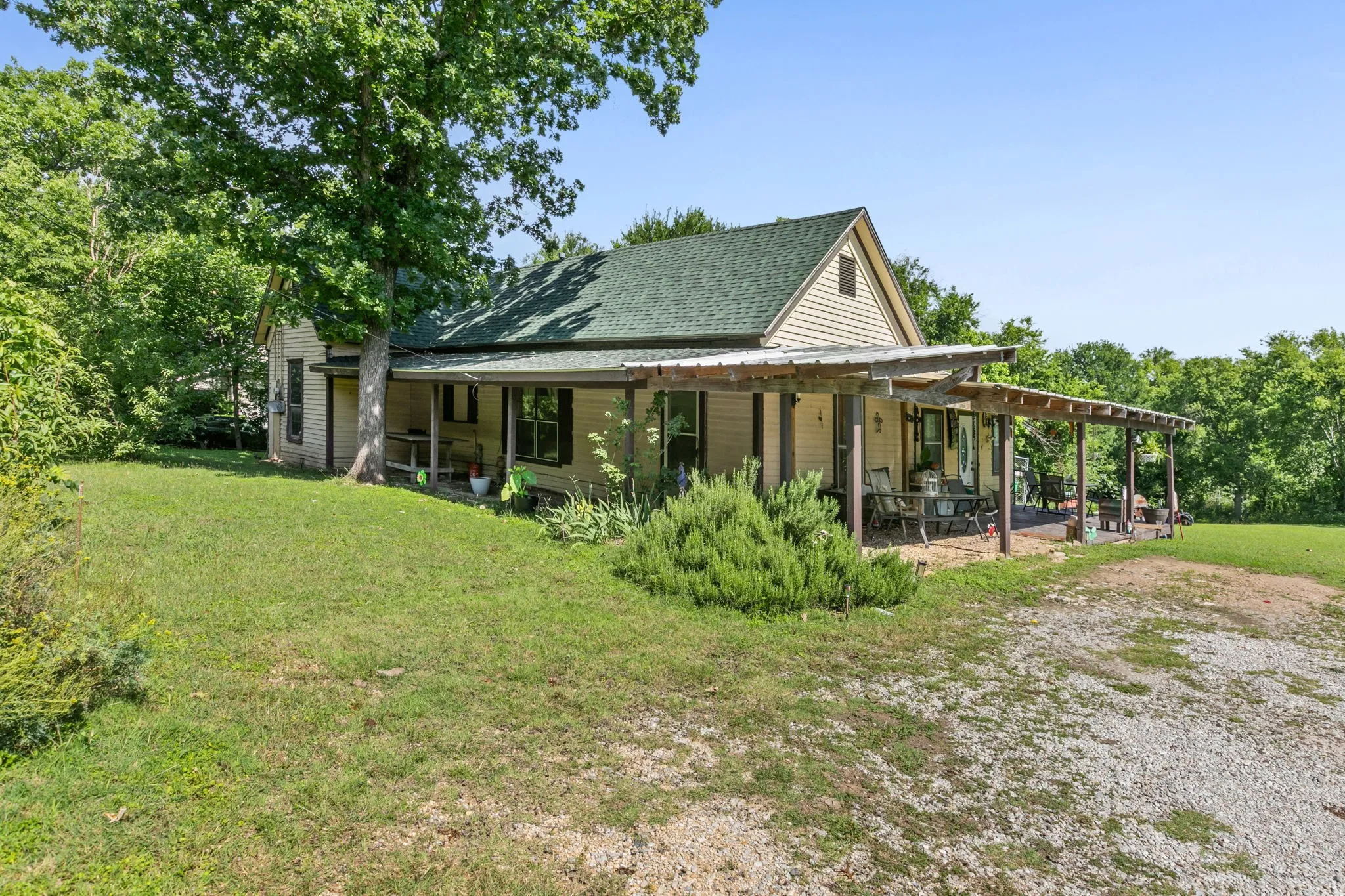Single Family Residence For Sale in Ellis County , 704 Cantrell Street, Waxahachie, Texas 75165, 4 Bedroom, 2 Bathroom, Garage spaces, 1,451 Sqft, built in 1940, mls#21288133, Real Estate Agent in Waxahachie, Homes For Sale in Ellis county, Homes For Sale in Waxahachie, Realtor in Waxahachie Texas, Real Estate Brokerage Independent Realty Texas, Luminita Cordes Realtor