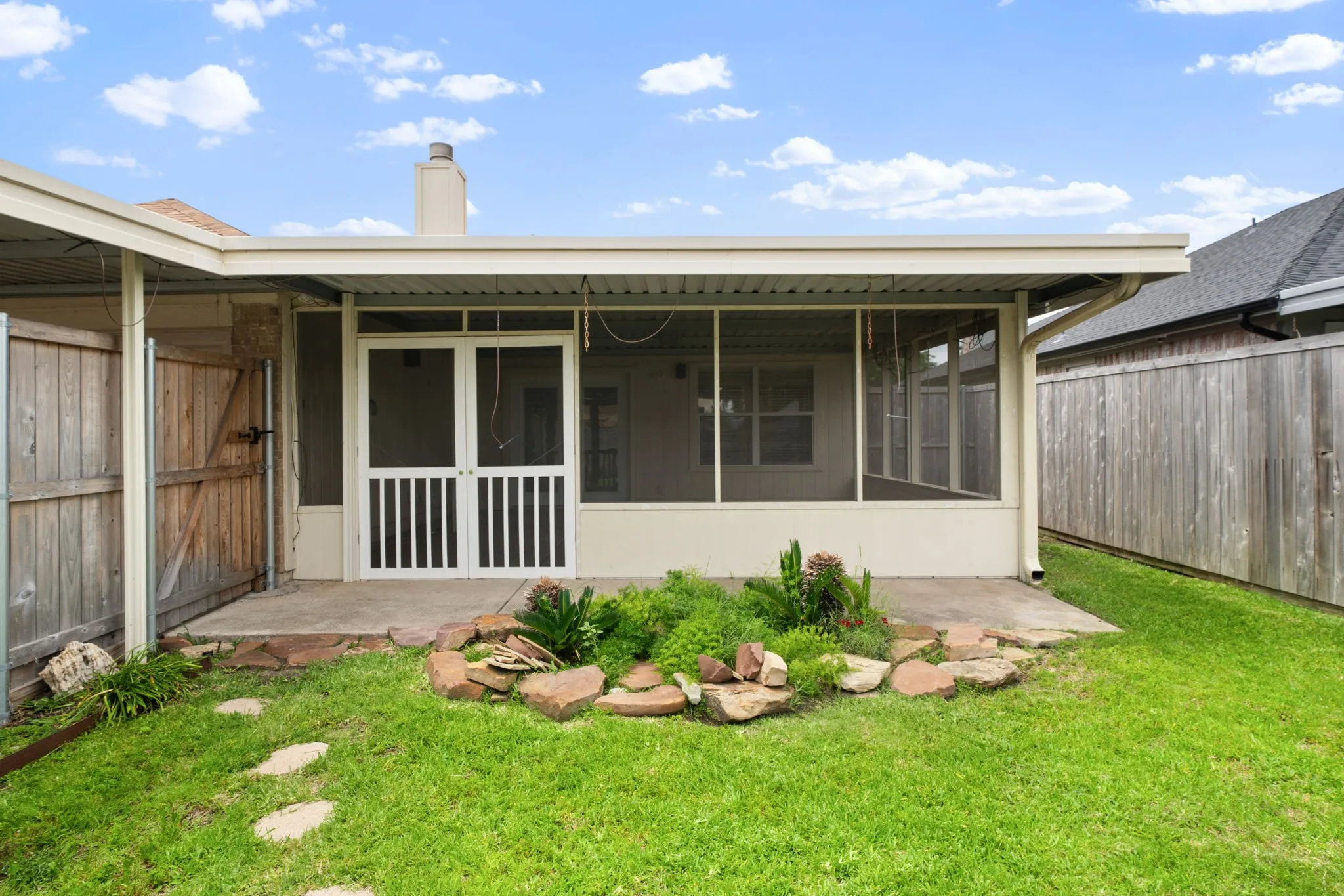 Single Family Residence For Sale in Dallas County , 2124 Emerald Oaks, Mesquite, Texas 75181, 3 Bedroom, 2 Bathroom, 2 Garage spaces, 1,760 Sqft, built in 1992, mls#21286095, Real Estate Agent in Mesquite, Homes For Sale in Dallas county, Homes For Sale in Mesquite, Realtor in Mesquite Texas, Real Estate Brokerage Independent Realty Texas, Luminita Cordes Realtor