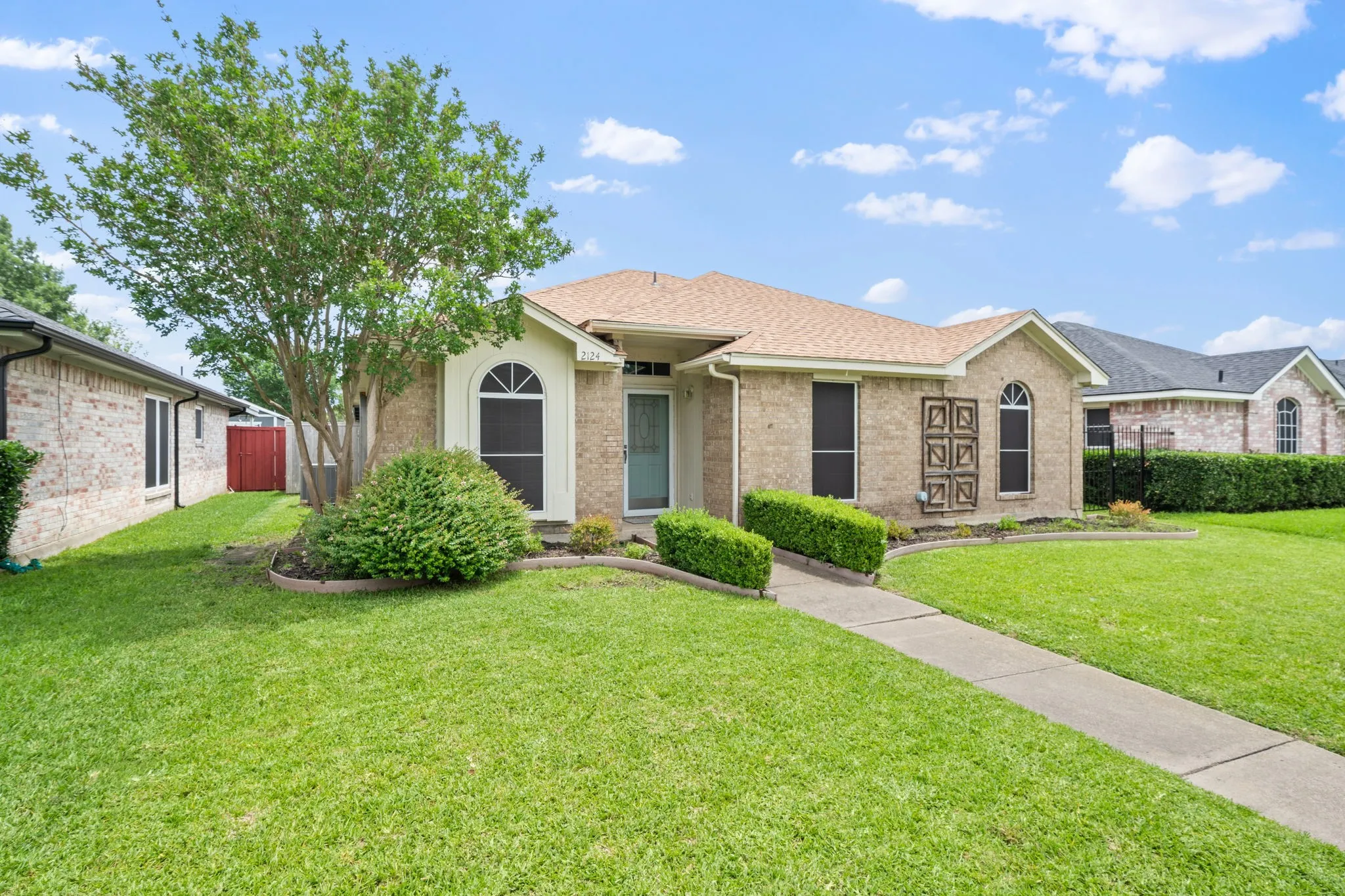 Single Family Residence For Sale in Dallas County , 2124 Emerald Oaks, Mesquite, Texas 75181, 3 Bedroom, 2 Bathroom, 2 Garage spaces, 1,760 Sqft, built in 1992, mls#21286095, Real Estate Agent in Mesquite, Homes For Sale in Dallas county, Homes For Sale in Mesquite, Realtor in Mesquite Texas, Real Estate Brokerage Independent Realty Texas, Luminita Cordes Realtor