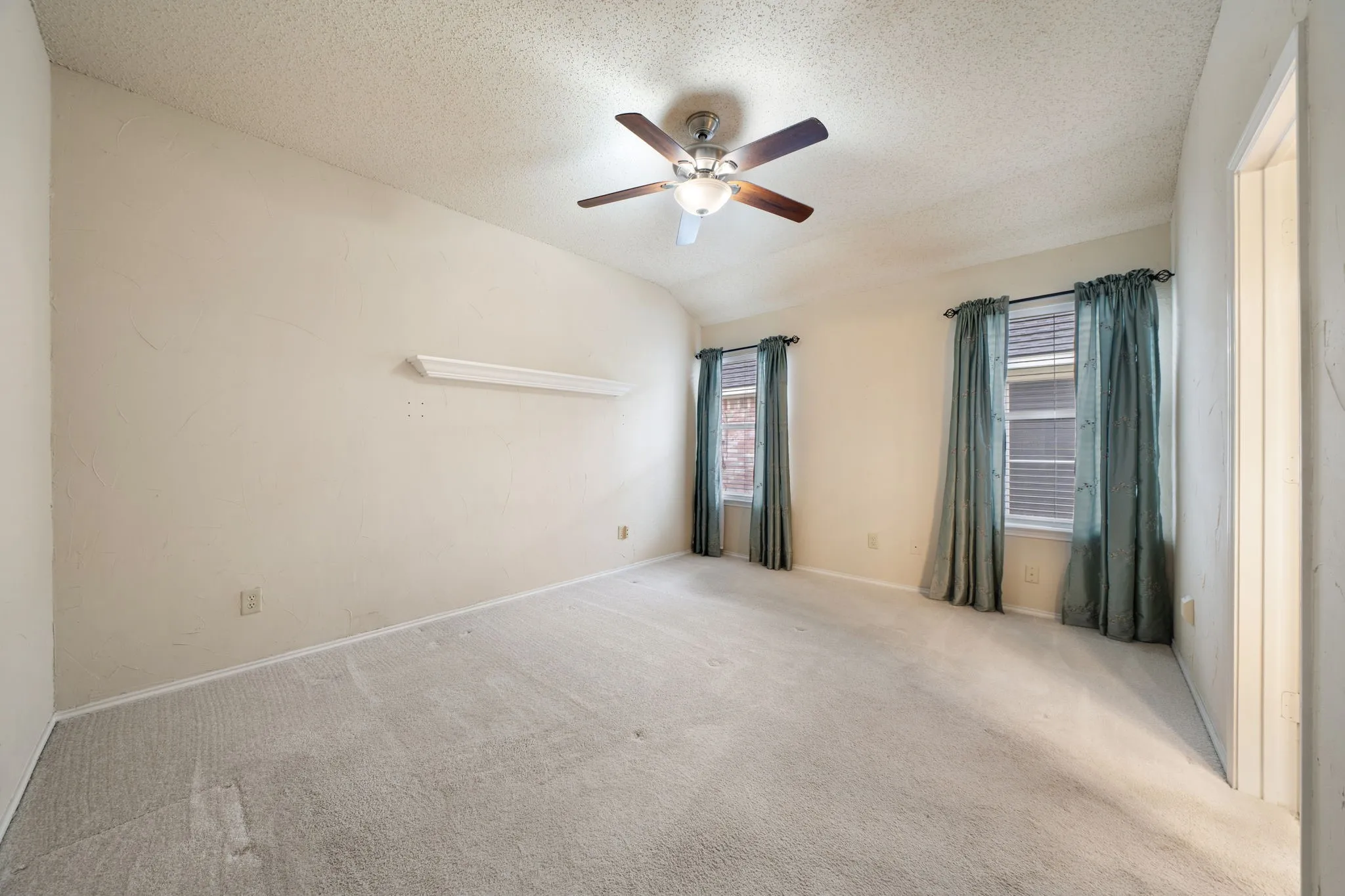 Single Family Residence For Sale in Dallas County , 2124 Emerald Oaks, Mesquite, Texas 75181, 3 Bedroom, 2 Bathroom, 2 Garage spaces, 1,760 Sqft, built in 1992, mls#21286095, Real Estate Agent in Mesquite, Homes For Sale in Dallas county, Homes For Sale in Mesquite, Realtor in Mesquite Texas, Real Estate Brokerage Independent Realty Texas, Luminita Cordes Realtor