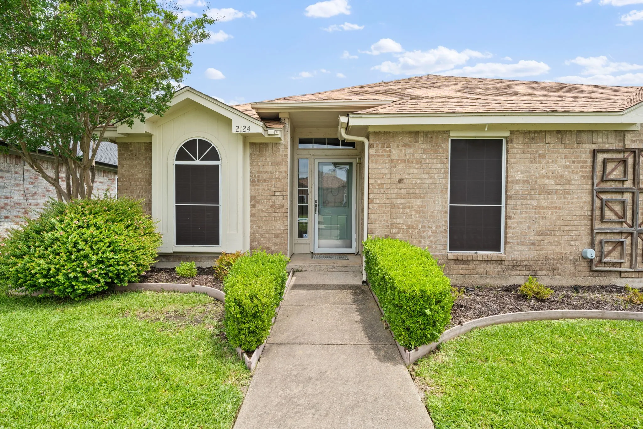 Single Family Residence For Sale in Dallas County , 2124 Emerald Oaks, Mesquite, Texas 75181, 3 Bedroom, 2 Bathroom, 2 Garage spaces, 1,760 Sqft, built in 1992, mls#21286095, Real Estate Agent in Mesquite, Homes For Sale in Dallas county, Homes For Sale in Mesquite, Realtor in Mesquite Texas, Real Estate Brokerage Independent Realty Texas, Luminita Cordes Realtor