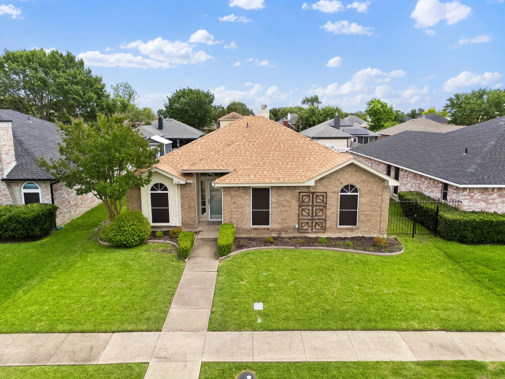 Single Family Residence For Sale in Dallas County , 2124 Emerald Oaks, Mesquite, Texas 75181, 3 Bedroom, 2 Bathroom, 2 Garage spaces, 1,760 Sqft, built in 1992, mls#21286095, Real Estate Agent in Mesquite, Homes For Sale in Dallas county, Homes For Sale in Mesquite, Realtor in Mesquite Texas, Real Estate Brokerage Independent Realty Texas, Luminita Cordes Realtor