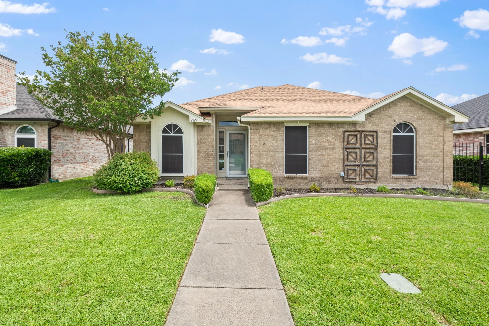 Single Family Residence For Sale in Dallas County , 2124 Emerald Oaks, Mesquite, Texas 75181, 3 Bedroom, 2 Bathroom, 2 Garage spaces, 1,760 Sqft, built in 1992, mls#21286095, Real Estate Agent in Mesquite, Homes For Sale in Dallas county, Homes For Sale in Mesquite, Realtor in Mesquite Texas, Real Estate Brokerage Independent Realty Texas, Luminita Cordes Realtor