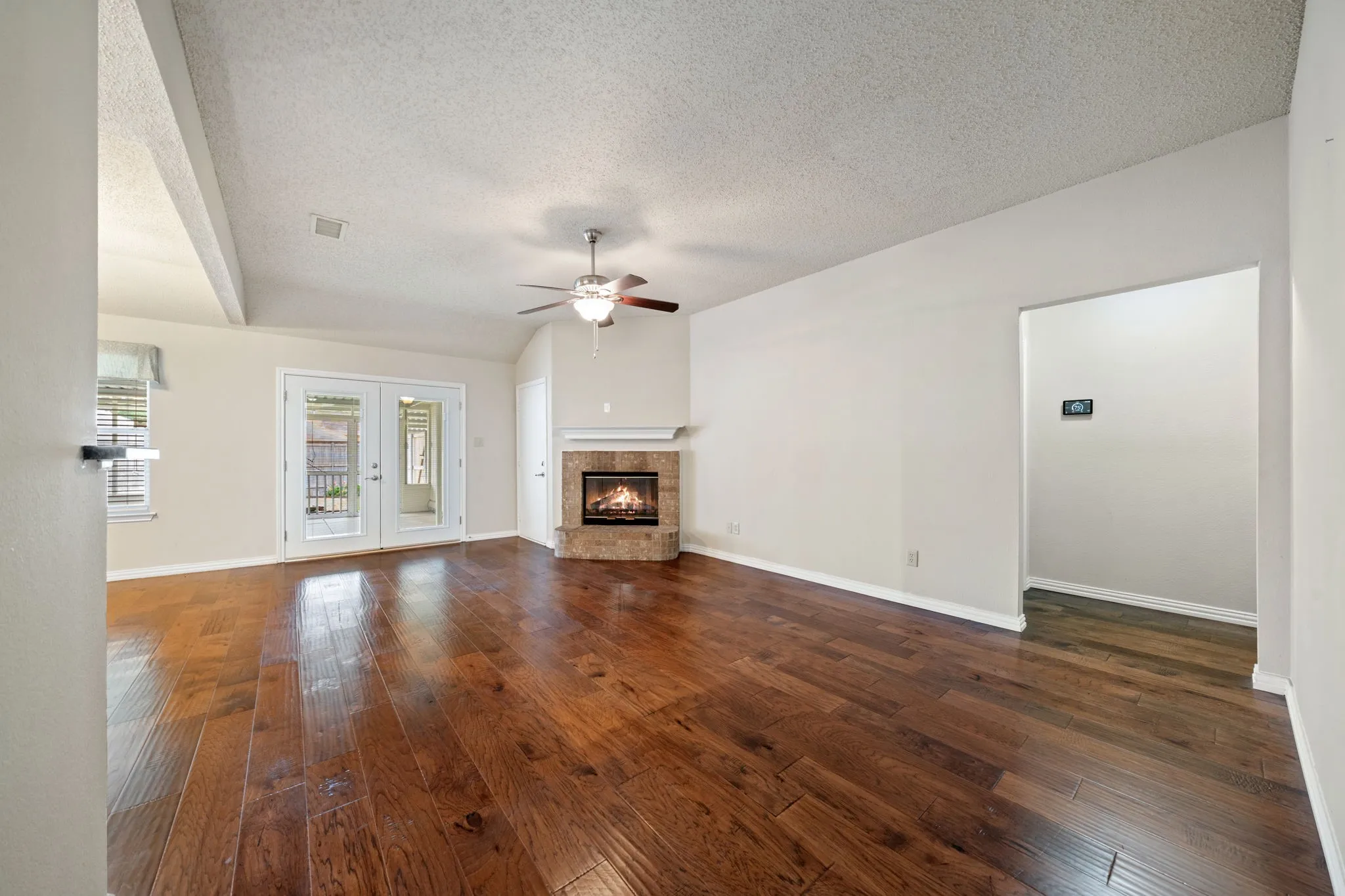 Single Family Residence For Sale in Dallas County , 2124 Emerald Oaks, Mesquite, Texas 75181, 3 Bedroom, 2 Bathroom, 2 Garage spaces, 1,760 Sqft, built in 1992, mls#21286095, Real Estate Agent in Mesquite, Homes For Sale in Dallas county, Homes For Sale in Mesquite, Realtor in Mesquite Texas, Real Estate Brokerage Independent Realty Texas, Luminita Cordes Realtor