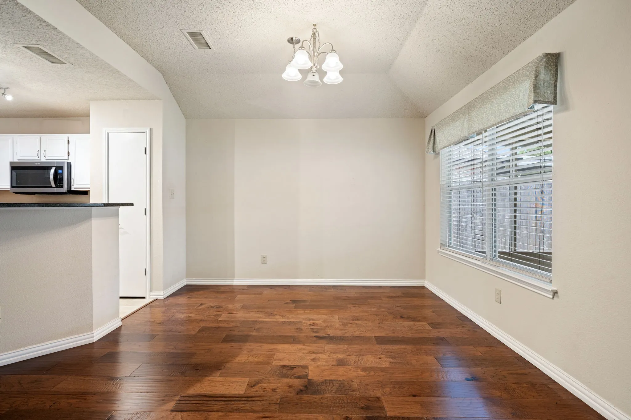 Single Family Residence For Sale in Dallas County , 2124 Emerald Oaks, Mesquite, Texas 75181, 3 Bedroom, 2 Bathroom, 2 Garage spaces, 1,760 Sqft, built in 1992, mls#21286095, Real Estate Agent in Mesquite, Homes For Sale in Dallas county, Homes For Sale in Mesquite, Realtor in Mesquite Texas, Real Estate Brokerage Independent Realty Texas, Luminita Cordes Realtor