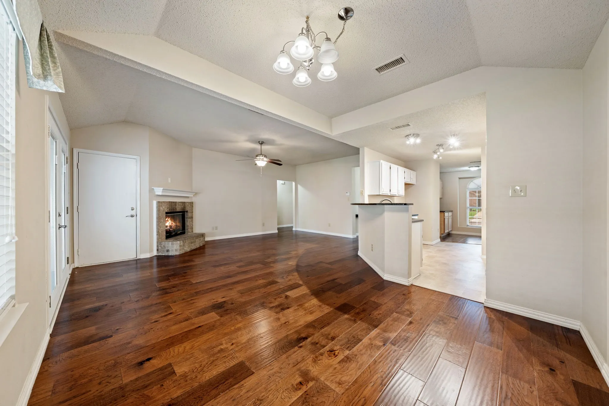 Single Family Residence For Sale in Dallas County , 2124 Emerald Oaks, Mesquite, Texas 75181, 3 Bedroom, 2 Bathroom, 2 Garage spaces, 1,760 Sqft, built in 1992, mls#21286095, Real Estate Agent in Mesquite, Homes For Sale in Dallas county, Homes For Sale in Mesquite, Realtor in Mesquite Texas, Real Estate Brokerage Independent Realty Texas, Luminita Cordes Realtor