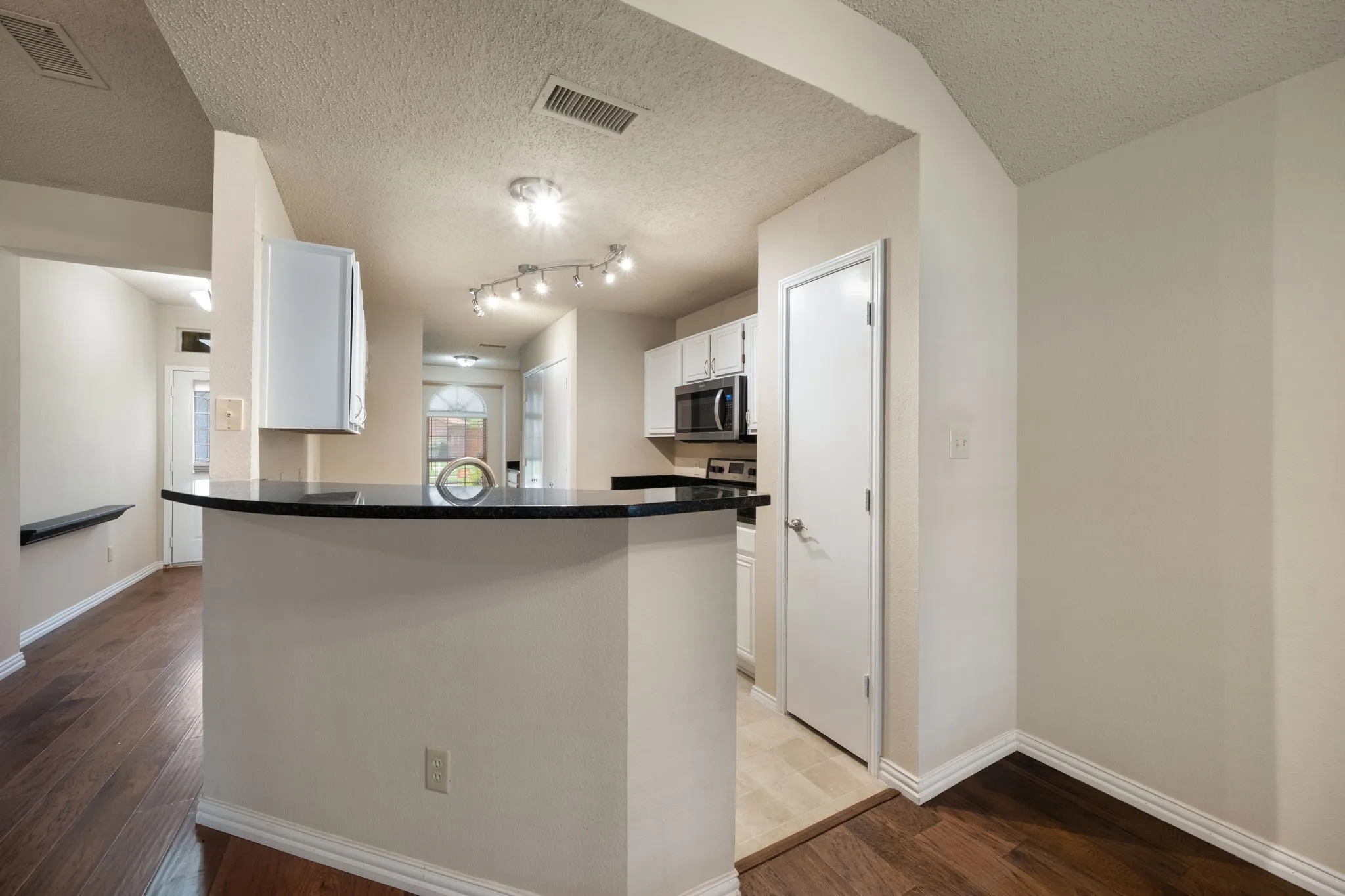 Single Family Residence For Sale in Dallas County , 2124 Emerald Oaks, Mesquite, Texas 75181, 3 Bedroom, 2 Bathroom, 2 Garage spaces, 1,760 Sqft, built in 1992, mls#21286095, Real Estate Agent in Mesquite, Homes For Sale in Dallas county, Homes For Sale in Mesquite, Realtor in Mesquite Texas, Real Estate Brokerage Independent Realty Texas, Luminita Cordes Realtor