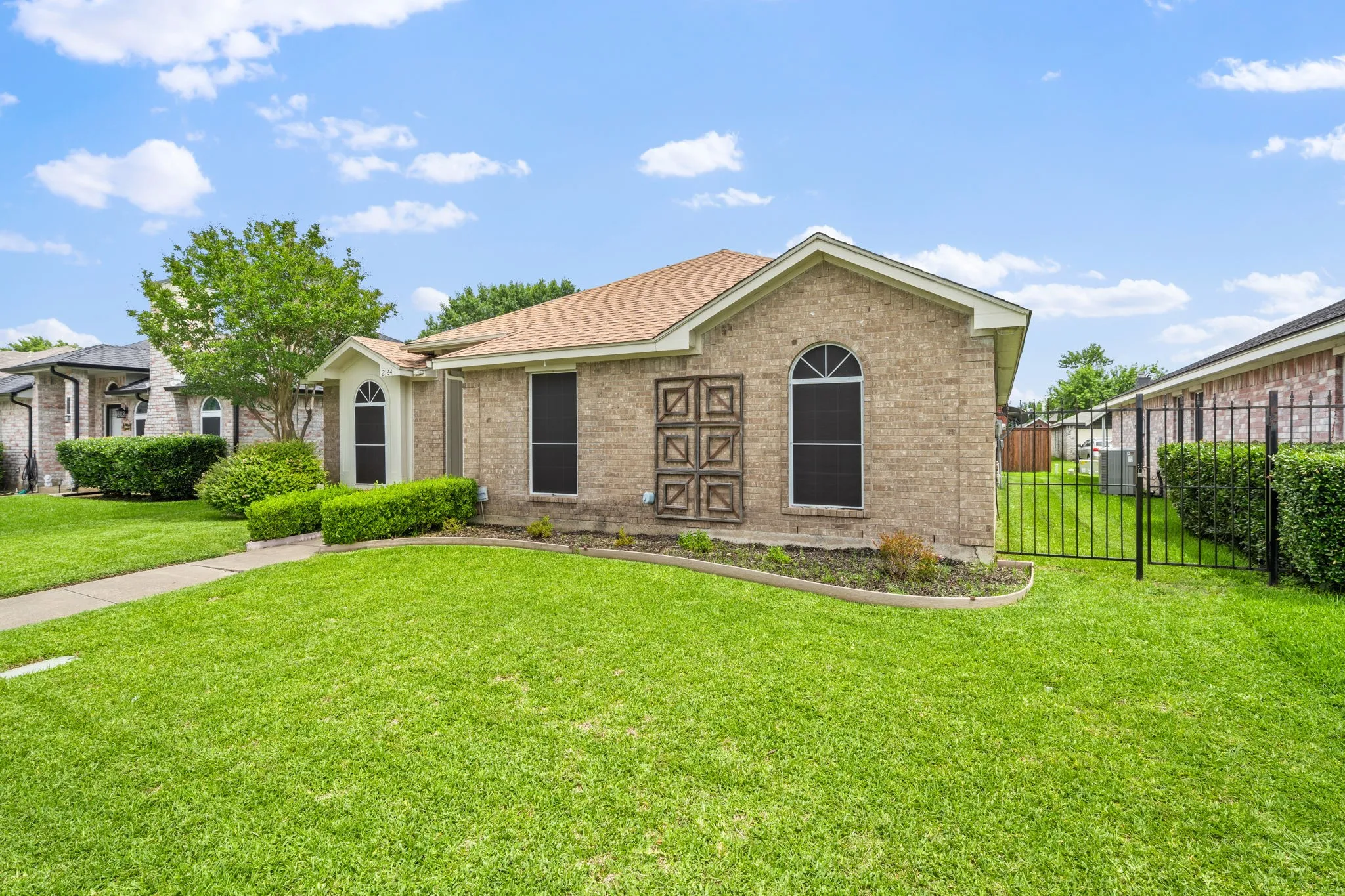 Single Family Residence For Sale in Dallas County , 2124 Emerald Oaks, Mesquite, Texas 75181, 3 Bedroom, 2 Bathroom, 2 Garage spaces, 1,760 Sqft, built in 1992, mls#21286095, Real Estate Agent in Mesquite, Homes For Sale in Dallas county, Homes For Sale in Mesquite, Realtor in Mesquite Texas, Real Estate Brokerage Independent Realty Texas, Luminita Cordes Realtor