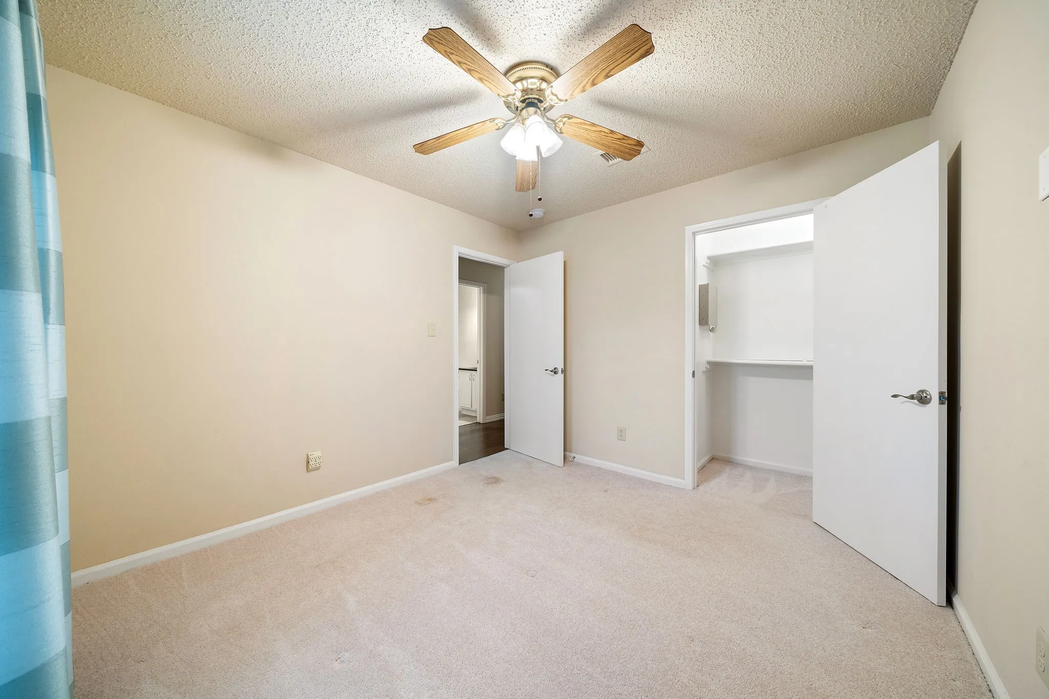 Single Family Residence For Sale in Dallas County , 2124 Emerald Oaks, Mesquite, Texas 75181, 3 Bedroom, 2 Bathroom, 2 Garage spaces, 1,760 Sqft, built in 1992, mls#21286095, Real Estate Agent in Mesquite, Homes For Sale in Dallas county, Homes For Sale in Mesquite, Realtor in Mesquite Texas, Real Estate Brokerage Independent Realty Texas, Luminita Cordes Realtor