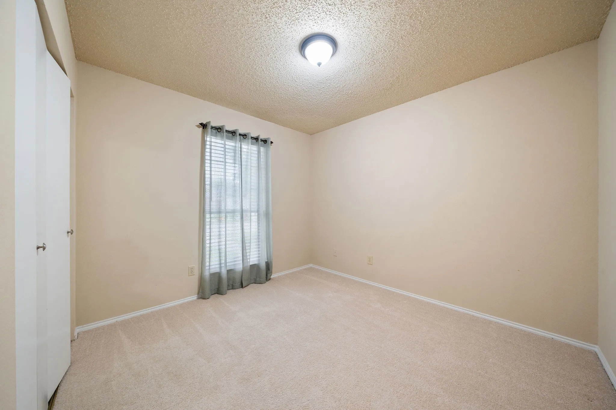 Single Family Residence For Sale in Dallas County , 2124 Emerald Oaks, Mesquite, Texas 75181, 3 Bedroom, 2 Bathroom, 2 Garage spaces, 1,760 Sqft, built in 1992, mls#21286095, Real Estate Agent in Mesquite, Homes For Sale in Dallas county, Homes For Sale in Mesquite, Realtor in Mesquite Texas, Real Estate Brokerage Independent Realty Texas, Luminita Cordes Realtor