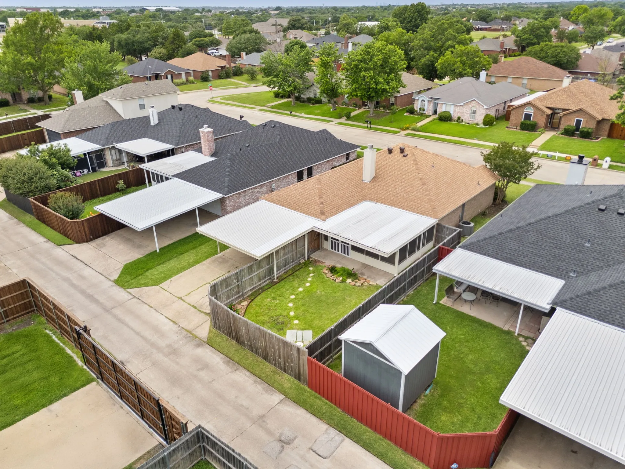 Single Family Residence For Sale in Dallas County , 2124 Emerald Oaks, Mesquite, Texas 75181, 3 Bedroom, 2 Bathroom, 2 Garage spaces, 1,760 Sqft, built in 1992, mls#21286095, Real Estate Agent in Mesquite, Homes For Sale in Dallas county, Homes For Sale in Mesquite, Realtor in Mesquite Texas, Real Estate Brokerage Independent Realty Texas, Luminita Cordes Realtor
