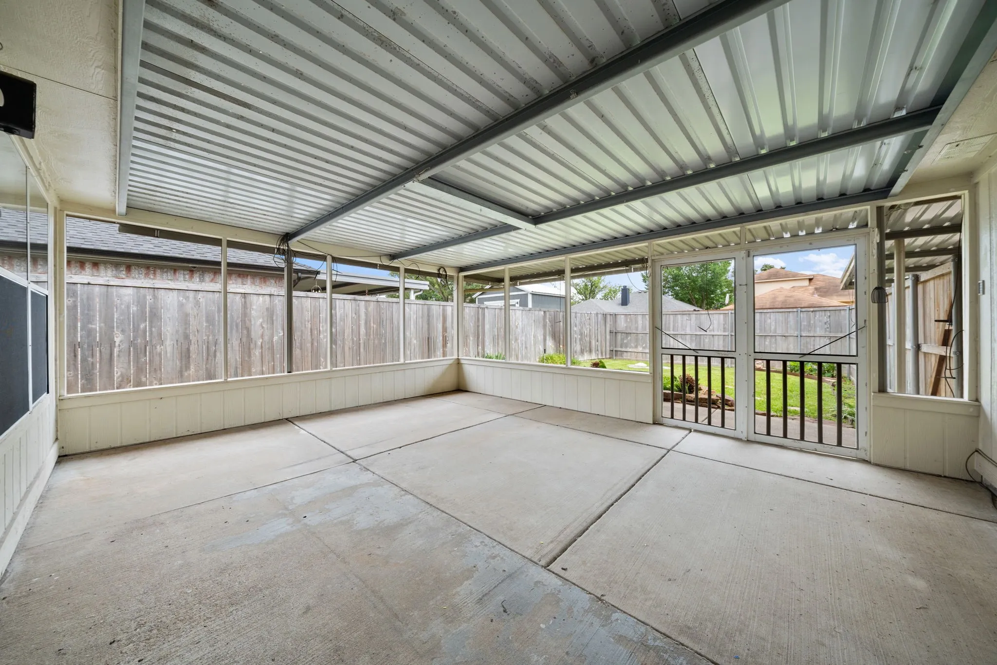 Single Family Residence For Sale in Dallas County , 2124 Emerald Oaks, Mesquite, Texas 75181, 3 Bedroom, 2 Bathroom, 2 Garage spaces, 1,760 Sqft, built in 1992, mls#21286095, Real Estate Agent in Mesquite, Homes For Sale in Dallas county, Homes For Sale in Mesquite, Realtor in Mesquite Texas, Real Estate Brokerage Independent Realty Texas, Luminita Cordes Realtor