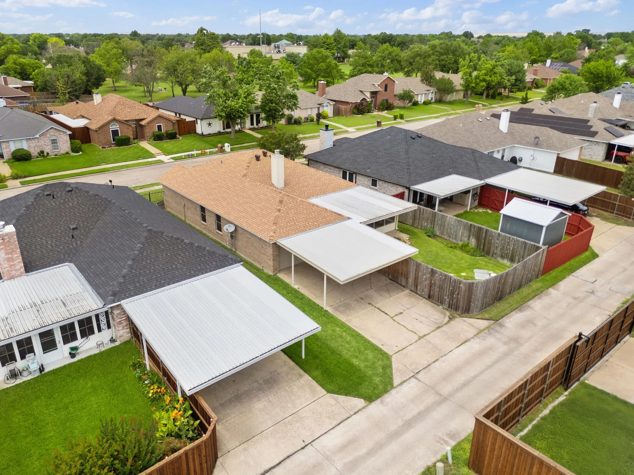 Single Family Residence For Sale in Dallas County , 2124 Emerald Oaks, Mesquite, Texas 75181, 3 Bedroom, 2 Bathroom, 2 Garage spaces, 1,760 Sqft, built in 1992, mls#21286095, Real Estate Agent in Mesquite, Homes For Sale in Dallas county, Homes For Sale in Mesquite, Realtor in Mesquite Texas, Real Estate Brokerage Independent Realty Texas, Luminita Cordes Realtor