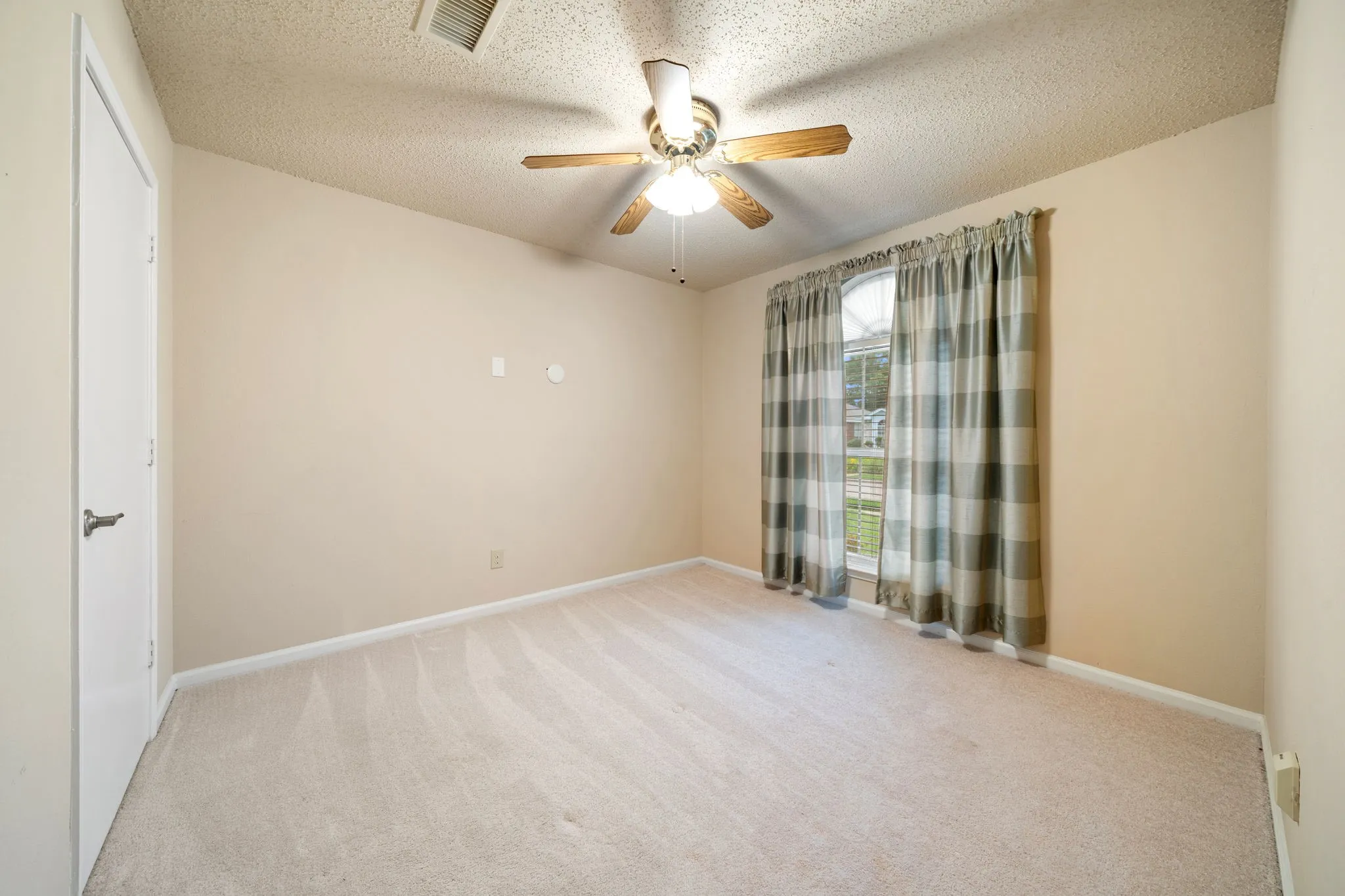 Single Family Residence For Sale in Dallas County , 2124 Emerald Oaks, Mesquite, Texas 75181, 3 Bedroom, 2 Bathroom, 2 Garage spaces, 1,760 Sqft, built in 1992, mls#21286095, Real Estate Agent in Mesquite, Homes For Sale in Dallas county, Homes For Sale in Mesquite, Realtor in Mesquite Texas, Real Estate Brokerage Independent Realty Texas, Luminita Cordes Realtor
