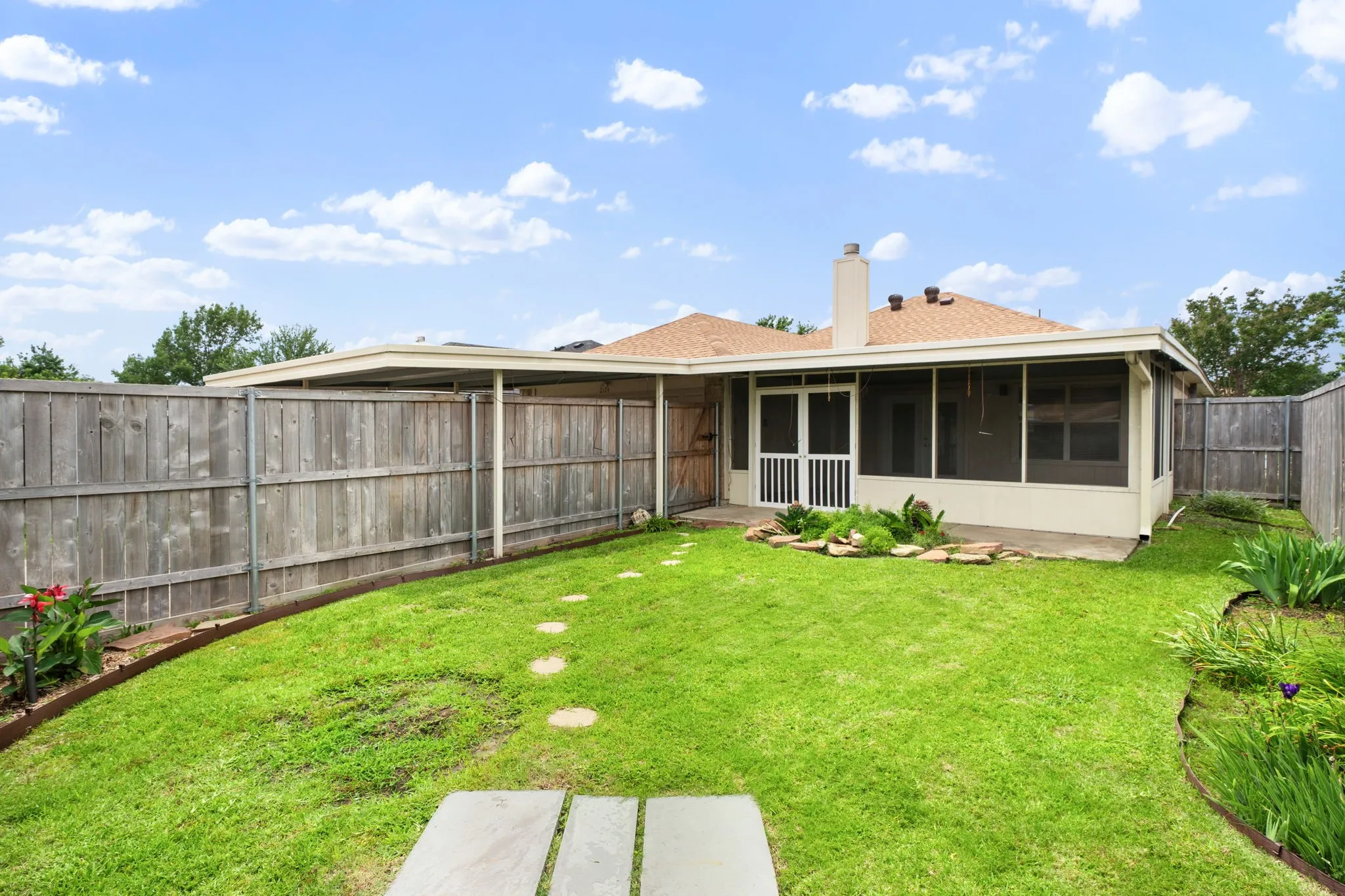 Single Family Residence For Sale in Dallas County , 2124 Emerald Oaks, Mesquite, Texas 75181, 3 Bedroom, 2 Bathroom, 2 Garage spaces, 1,760 Sqft, built in 1992, mls#21286095, Real Estate Agent in Mesquite, Homes For Sale in Dallas county, Homes For Sale in Mesquite, Realtor in Mesquite Texas, Real Estate Brokerage Independent Realty Texas, Luminita Cordes Realtor