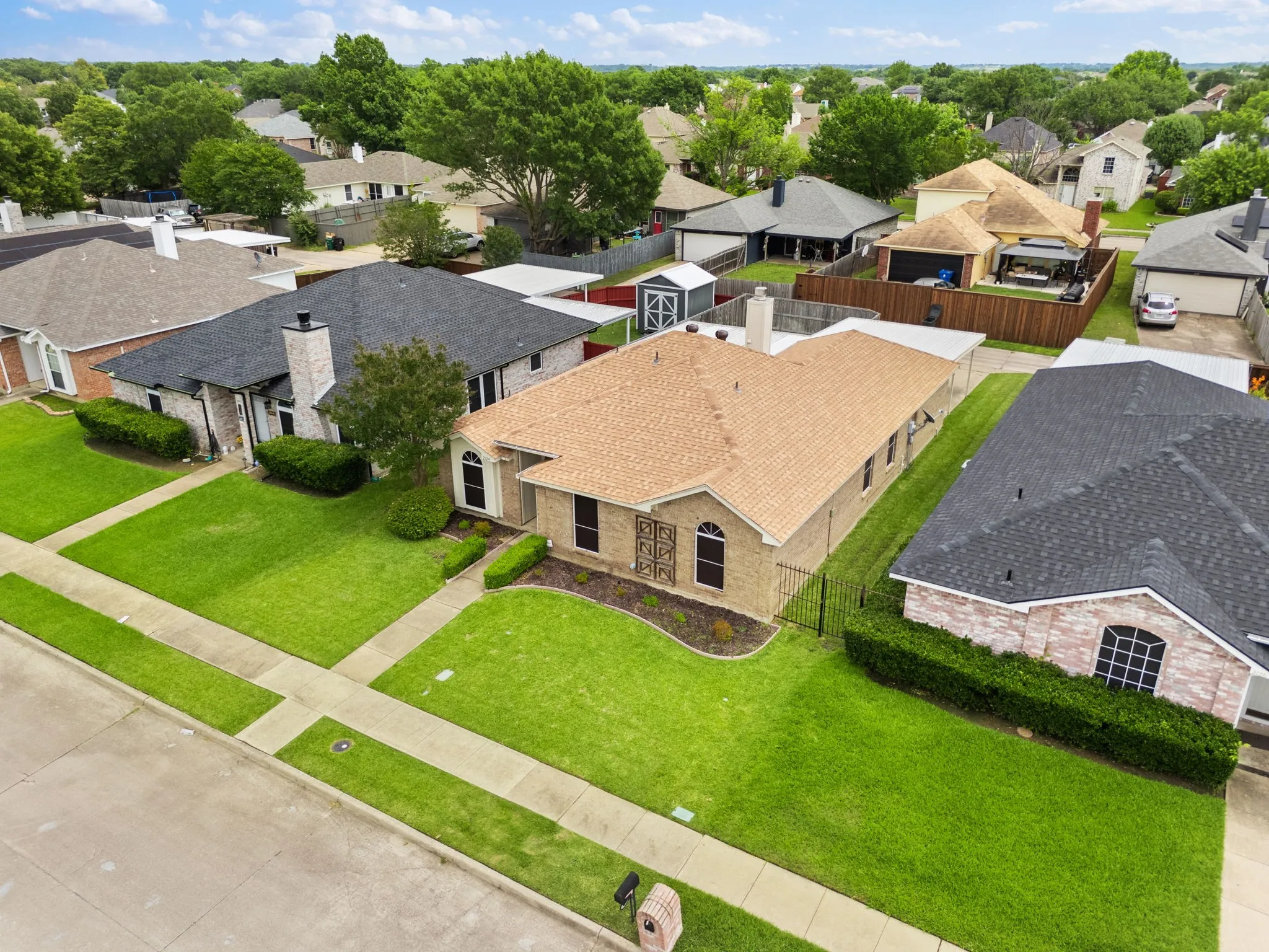 Single Family Residence For Sale in Dallas County , 2124 Emerald Oaks, Mesquite, Texas 75181, 3 Bedroom, 2 Bathroom, 2 Garage spaces, 1,760 Sqft, built in 1992, mls#21286095, Real Estate Agent in Mesquite, Homes For Sale in Dallas county, Homes For Sale in Mesquite, Realtor in Mesquite Texas, Real Estate Brokerage Independent Realty Texas, Luminita Cordes Realtor