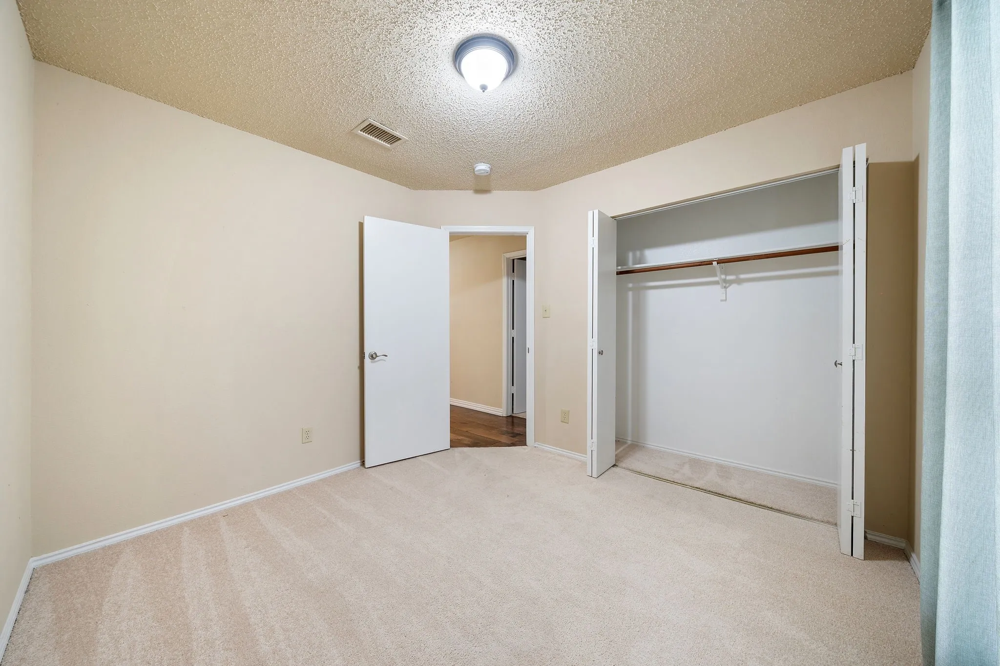 Single Family Residence For Sale in Dallas County , 2124 Emerald Oaks, Mesquite, Texas 75181, 3 Bedroom, 2 Bathroom, 2 Garage spaces, 1,760 Sqft, built in 1992, mls#21286095, Real Estate Agent in Mesquite, Homes For Sale in Dallas county, Homes For Sale in Mesquite, Realtor in Mesquite Texas, Real Estate Brokerage Independent Realty Texas, Luminita Cordes Realtor