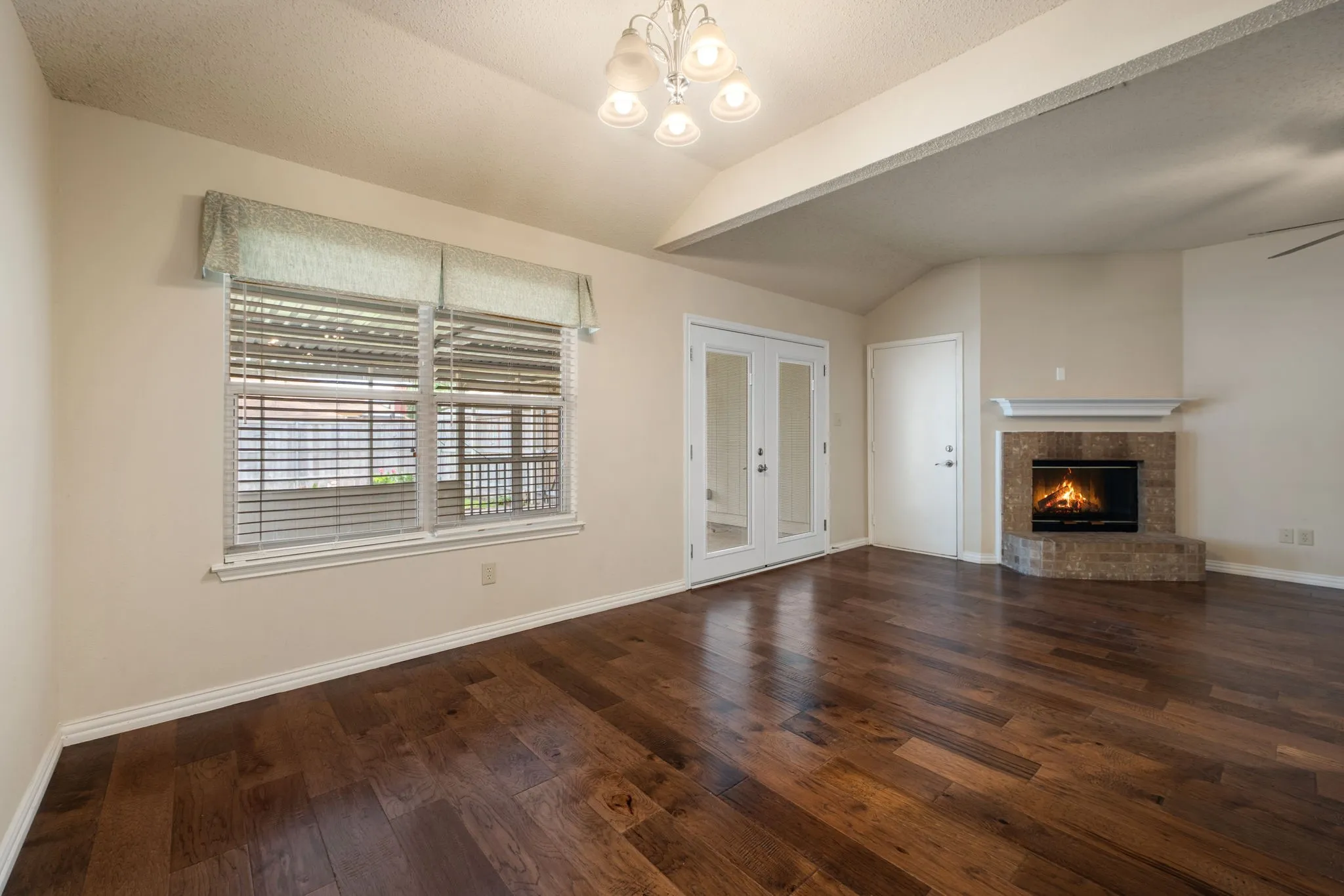 Single Family Residence For Sale in Dallas County , 2124 Emerald Oaks, Mesquite, Texas 75181, 3 Bedroom, 2 Bathroom, 2 Garage spaces, 1,760 Sqft, built in 1992, mls#21286095, Real Estate Agent in Mesquite, Homes For Sale in Dallas county, Homes For Sale in Mesquite, Realtor in Mesquite Texas, Real Estate Brokerage Independent Realty Texas, Luminita Cordes Realtor