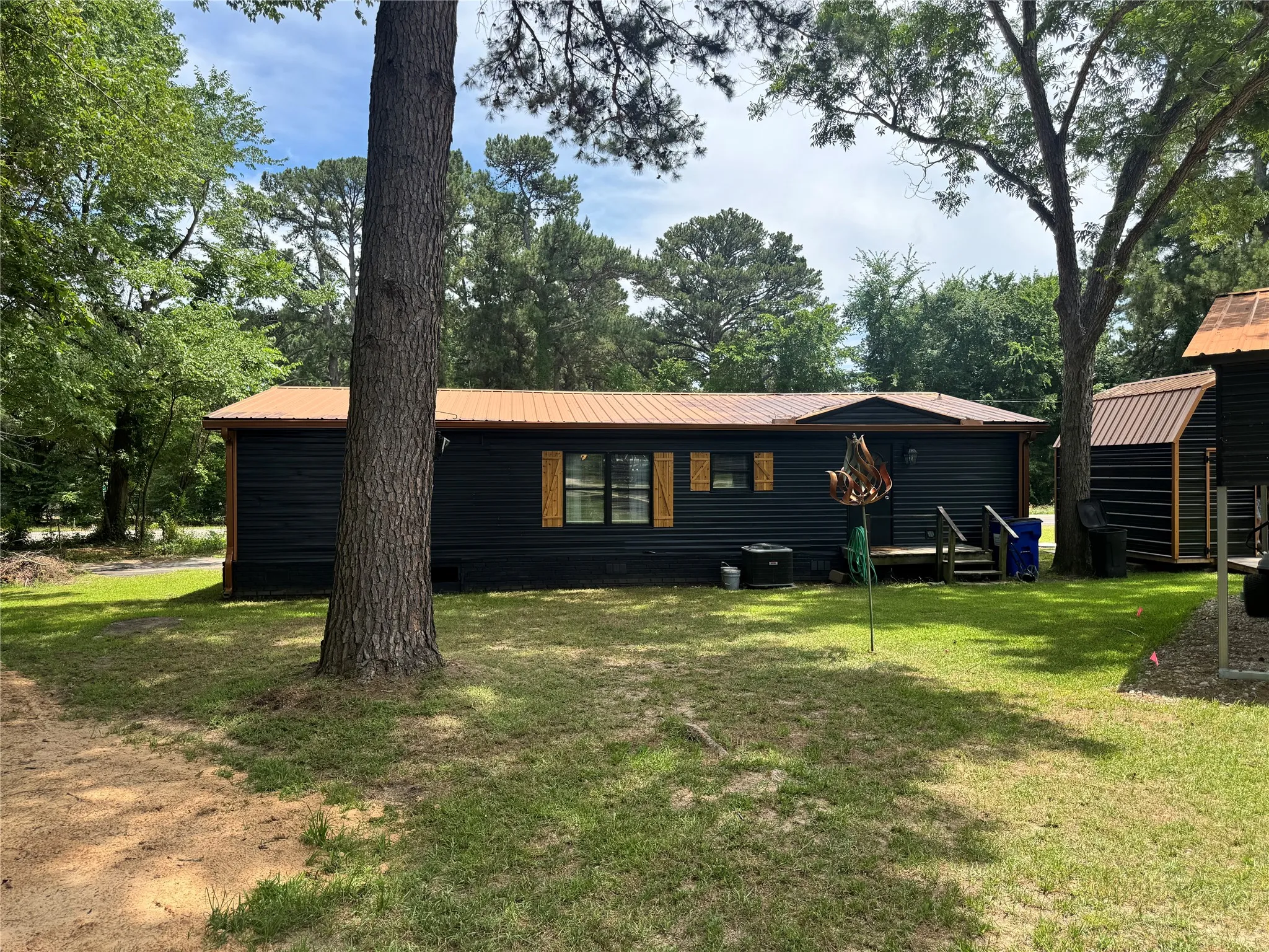 Mobile Home For Sale in Henderson County , 20414 Hillside Drive, Chandler, Texas 75758, 3 Bedroom, 2 Bathroom, Garage spaces, 1,568 Sqft, built in 1984, mls#21284977, Real Estate Agent in Chandler, Homes For Sale in Henderson county, Homes For Sale in Chandler, Realtor in Chandler Texas, Real Estate Brokerage Independent Realty Texas, Luminita Cordes Realtor