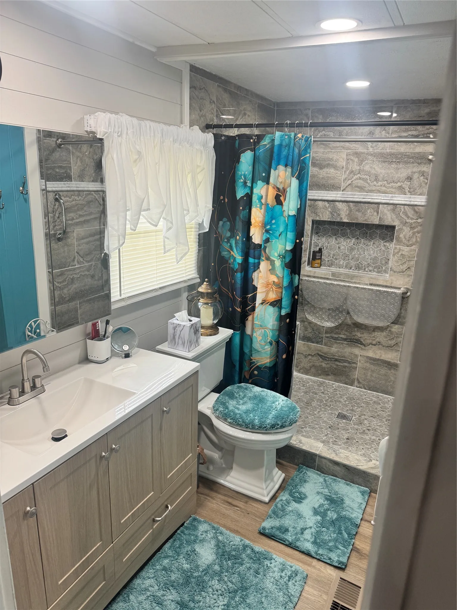Mobile Home For Sale in Henderson County , 20414 Hillside Drive, Chandler, Texas 75758, 3 Bedroom, 2 Bathroom, Garage spaces, 1,568 Sqft, built in 1984, mls#21284977, Real Estate Agent in Chandler, Homes For Sale in Henderson county, Homes For Sale in Chandler, Realtor in Chandler Texas, Real Estate Brokerage Independent Realty Texas, Luminita Cordes Realtor
