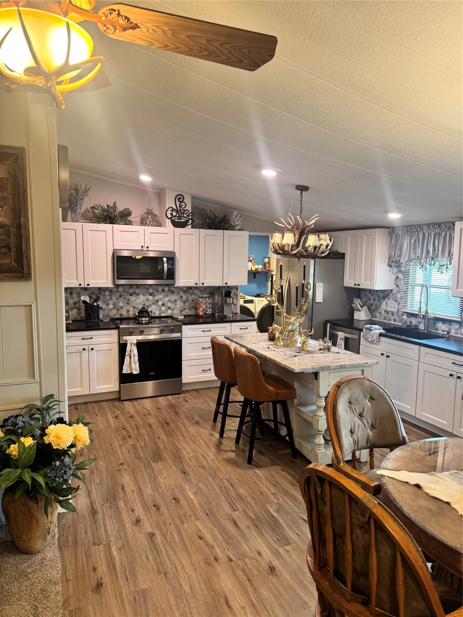 Mobile Home For Sale in Henderson County , 20414 Hillside Drive, Chandler, Texas 75758, 3 Bedroom, 2 Bathroom, Garage spaces, 1,568 Sqft, built in 1984, mls#21284977, Real Estate Agent in Chandler, Homes For Sale in Henderson county, Homes For Sale in Chandler, Realtor in Chandler Texas, Real Estate Brokerage Independent Realty Texas, Luminita Cordes Realtor