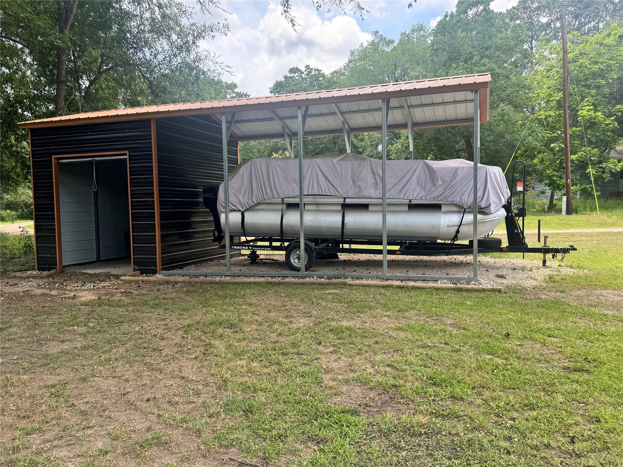Mobile Home For Sale in Henderson County , 20414 Hillside Drive, Chandler, Texas 75758, 3 Bedroom, 2 Bathroom, Garage spaces, 1,568 Sqft, built in 1984, mls#21284977, Real Estate Agent in Chandler, Homes For Sale in Henderson county, Homes For Sale in Chandler, Realtor in Chandler Texas, Real Estate Brokerage Independent Realty Texas, Luminita Cordes Realtor