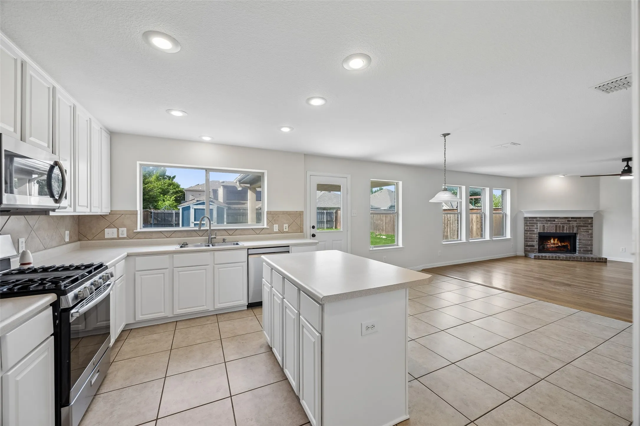 Single Family Residence For Sale in Collin County , 1129 Honeywell Drive, Anna, Texas 75409, 4 Bedroom, 3 Bathroom, 2 Garage spaces, 2,736 Sqft, built in 2007, mls#21287415, Real Estate Agent in Anna, Homes For Sale in Collin county, Homes For Sale in Anna, Realtor in Anna Texas, Real Estate Brokerage Independent Realty Texas, Luminita Cordes Realtor