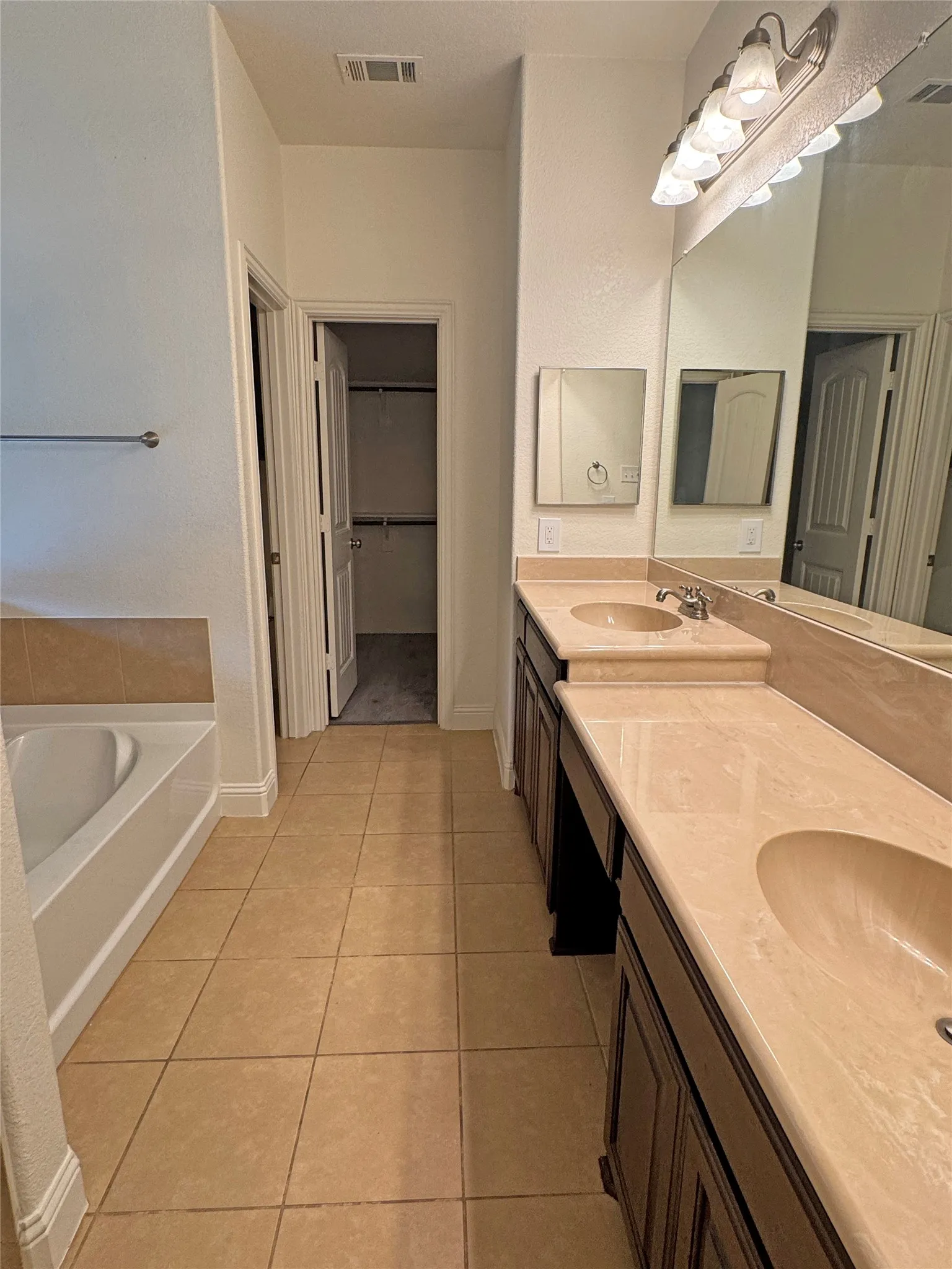Single Family Residence For Sale in Ellis County , 421 Sunnyside Lane, Red Oak, Texas 75154, 4 Bedroom, 3 Bathroom, 2 Garage spaces, 2,485 Sqft, built in 2014, mls#21289115, Real Estate Agent in Red Oak, Homes For Sale in Ellis county, Homes For Sale in Red Oak, Realtor in Red Oak Texas, Real Estate Brokerage Independent Realty Texas, Luminita Cordes Realtor