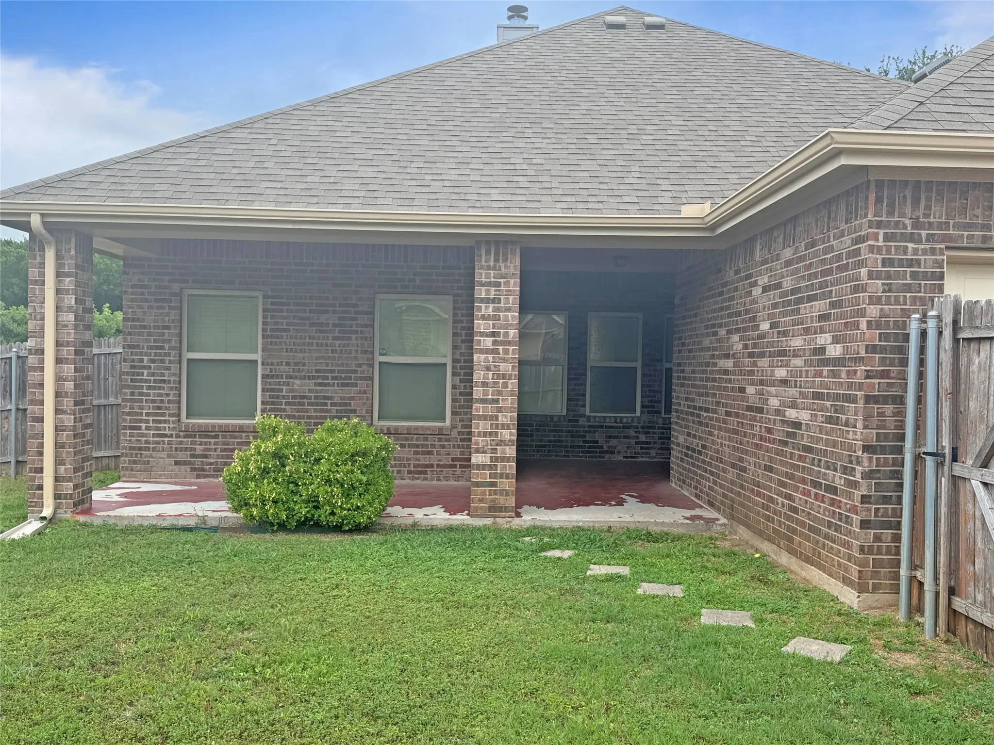 Single Family Residence For Sale in Ellis County , 421 Sunnyside Lane, Red Oak, Texas 75154, 4 Bedroom, 3 Bathroom, 2 Garage spaces, 2,485 Sqft, built in 2014, mls#21289115, Real Estate Agent in Red Oak, Homes For Sale in Ellis county, Homes For Sale in Red Oak, Realtor in Red Oak Texas, Real Estate Brokerage Independent Realty Texas, Luminita Cordes Realtor
